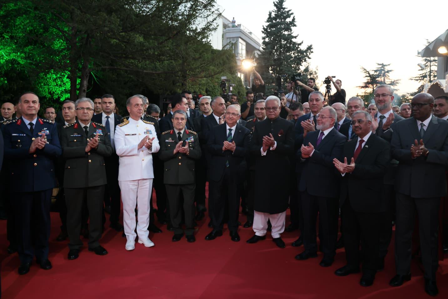Milli Savunma Bakanı Yaşar Güler Pakistan Savunma ve Şehitler Günü resepsiyonunda konuşma yapıyor