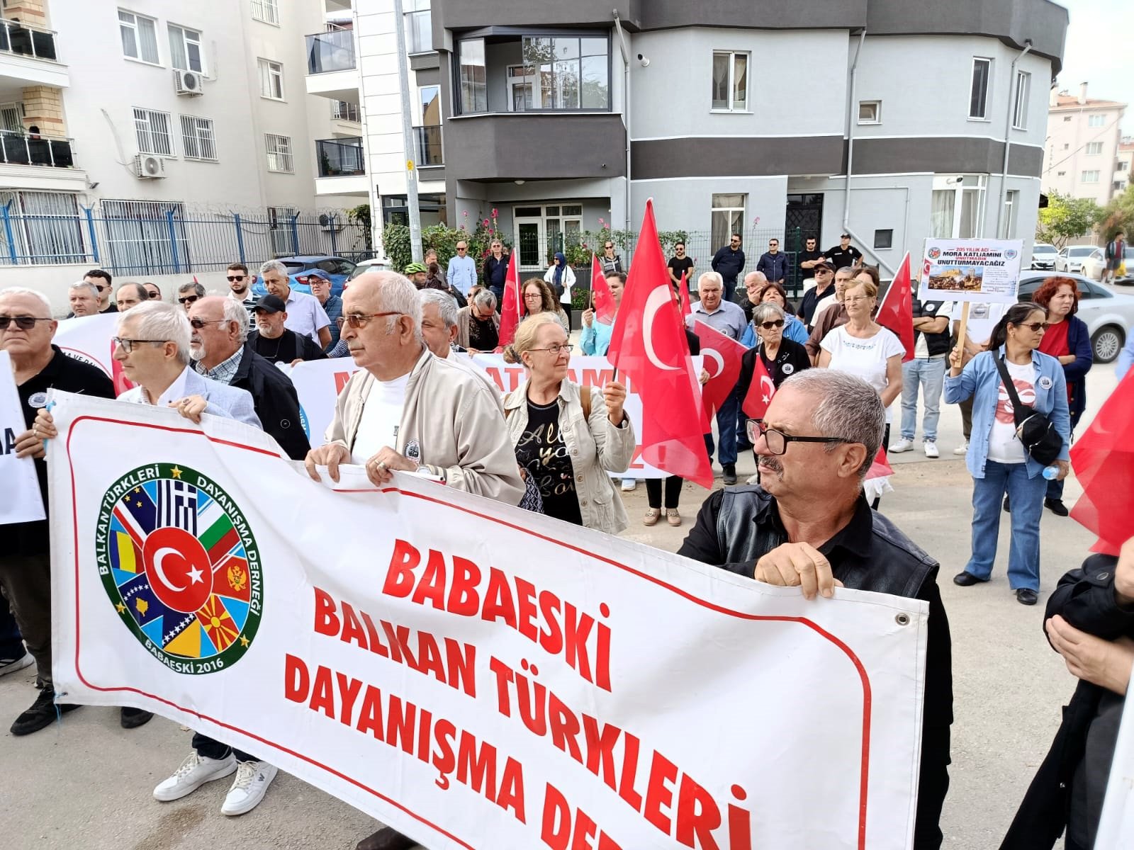 Yunanistan Konsolosluğu önüne siyah çelenk bırakıldı