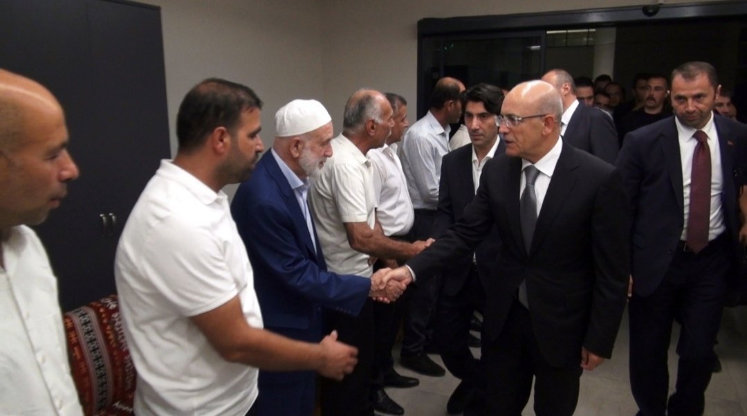 Bakan Şimşek, yeğeninin taziyesine katıldı