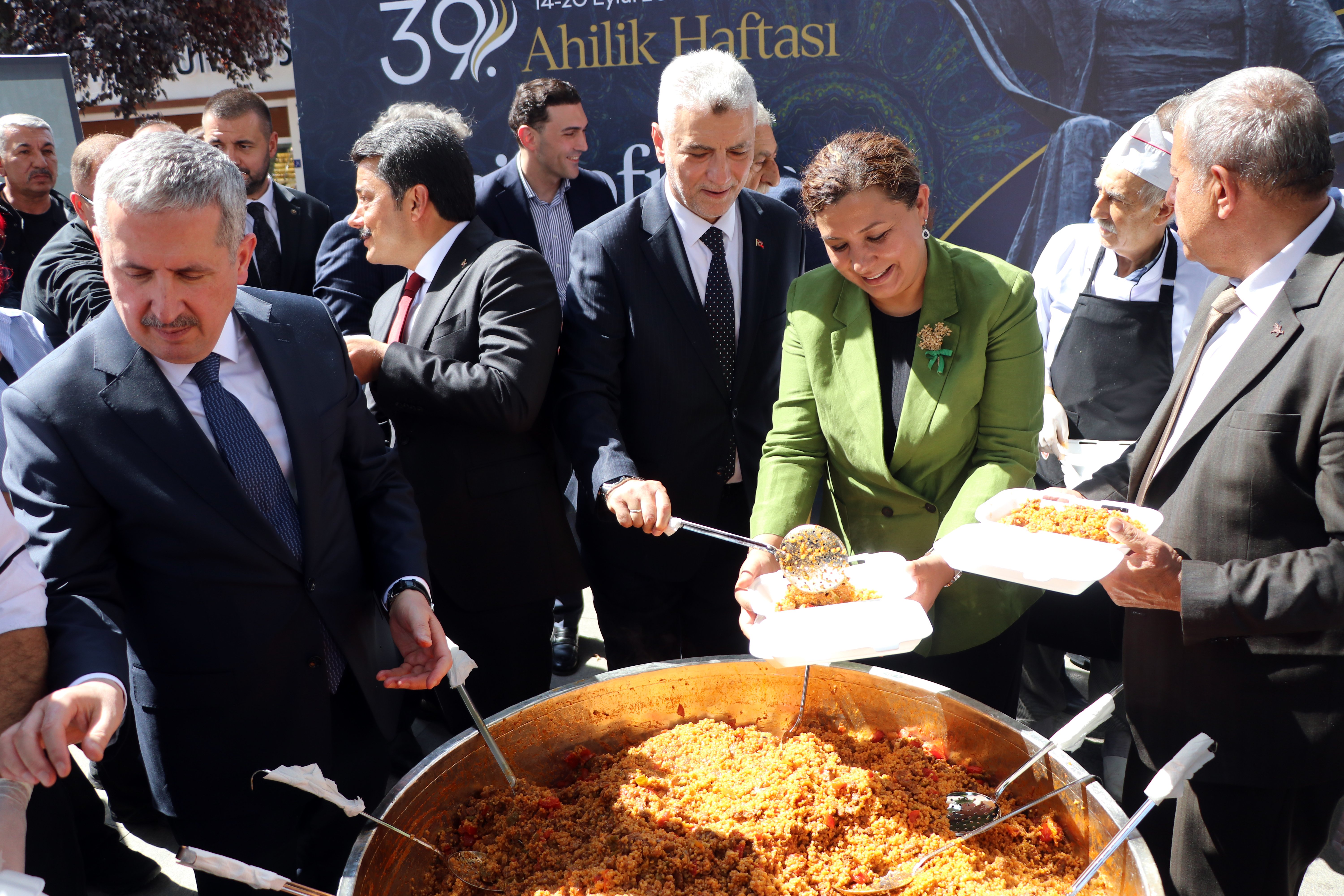 Bakan Ömer Bolat Ahi Pilavı ikramı