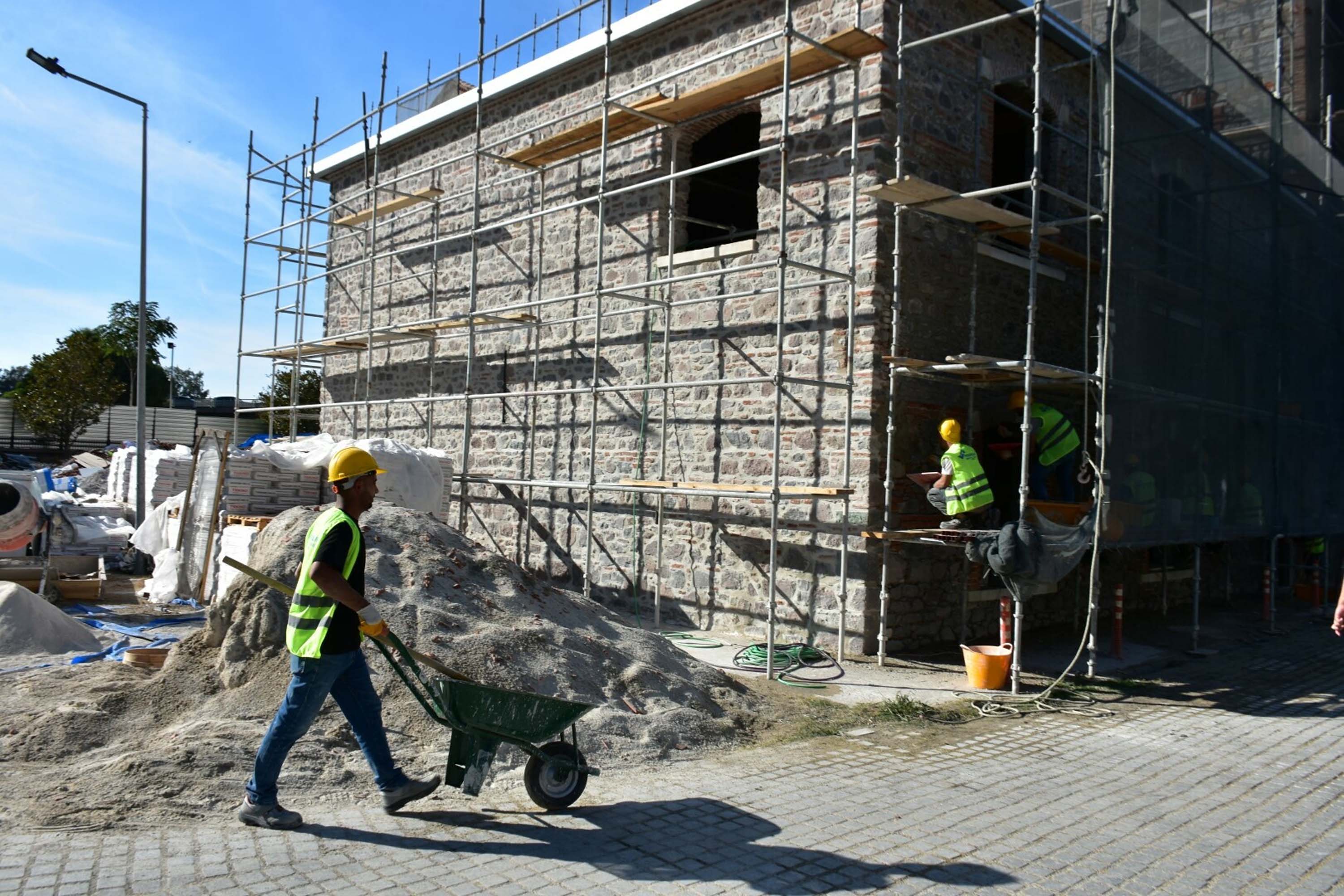 AK Parti İzmir Milletvekili Eyyüp Kadir İnan restorasyon alanında inceleme
