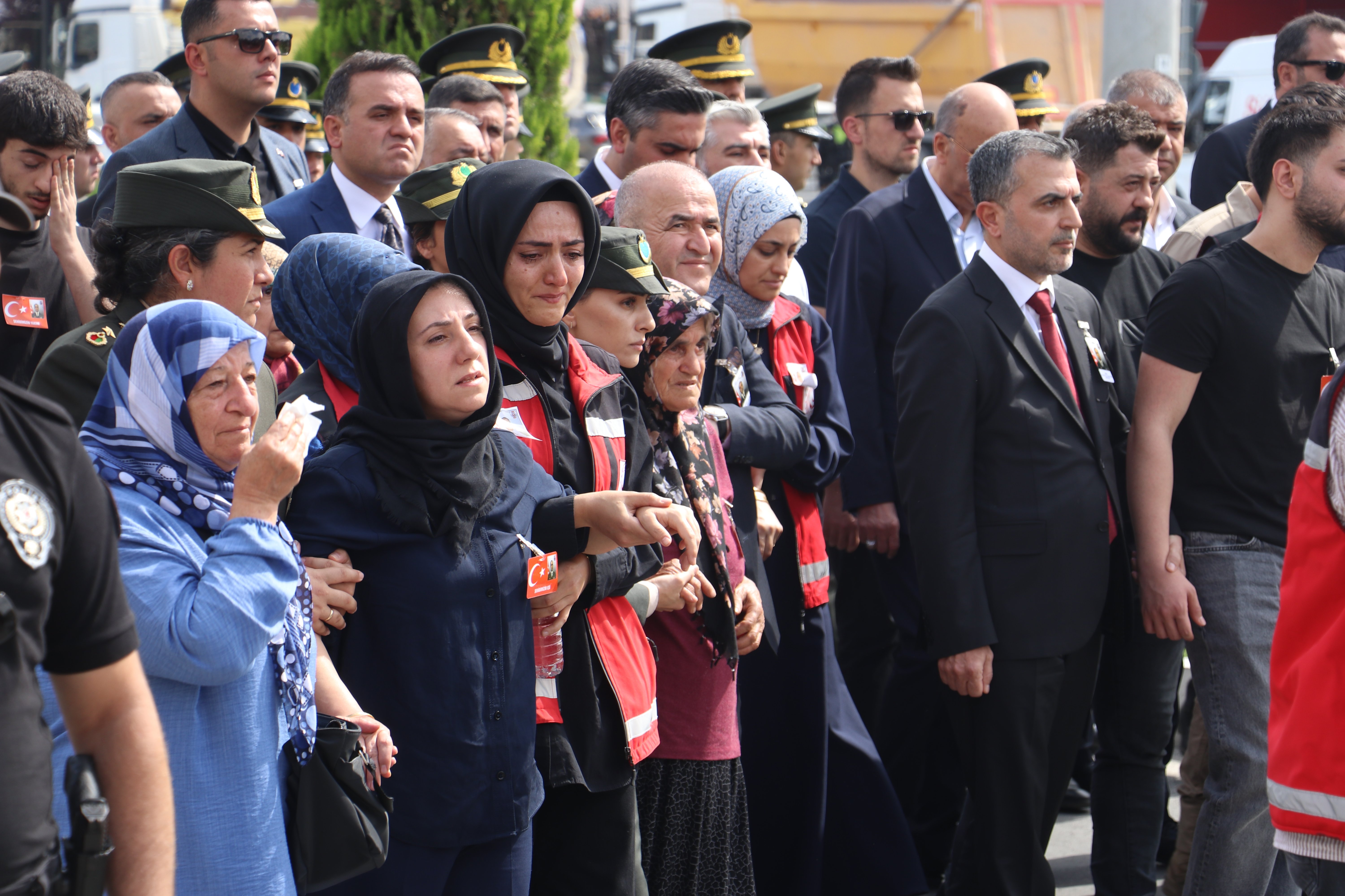 Şehidin naaşı dualarla toprağa verildi