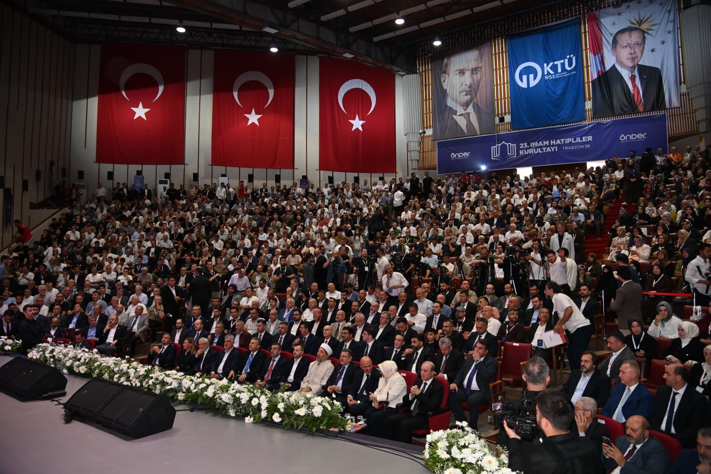 Bakan Tekin konuşurken