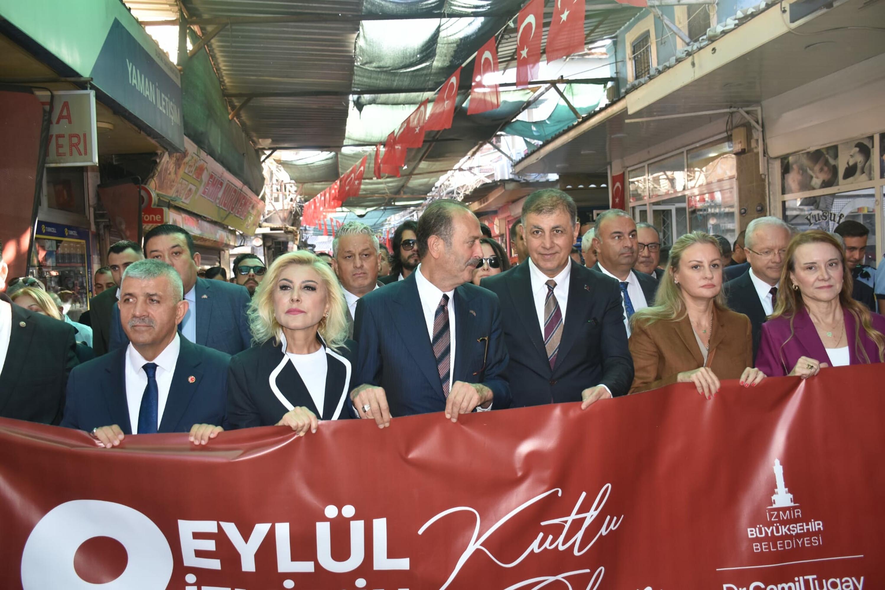 Zafer Yürüyüşü Türk bayrağı