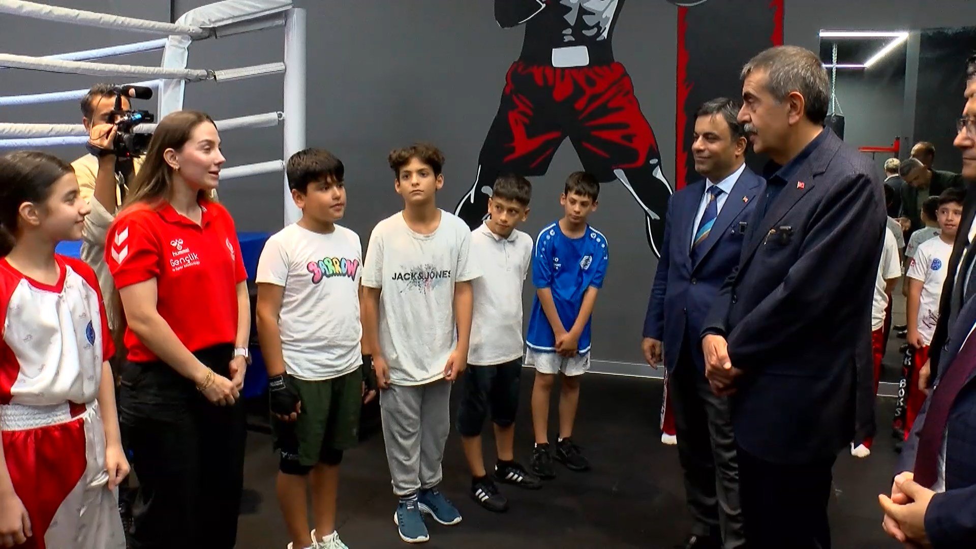 Yusuf Tekin sporcularla sohbet etti