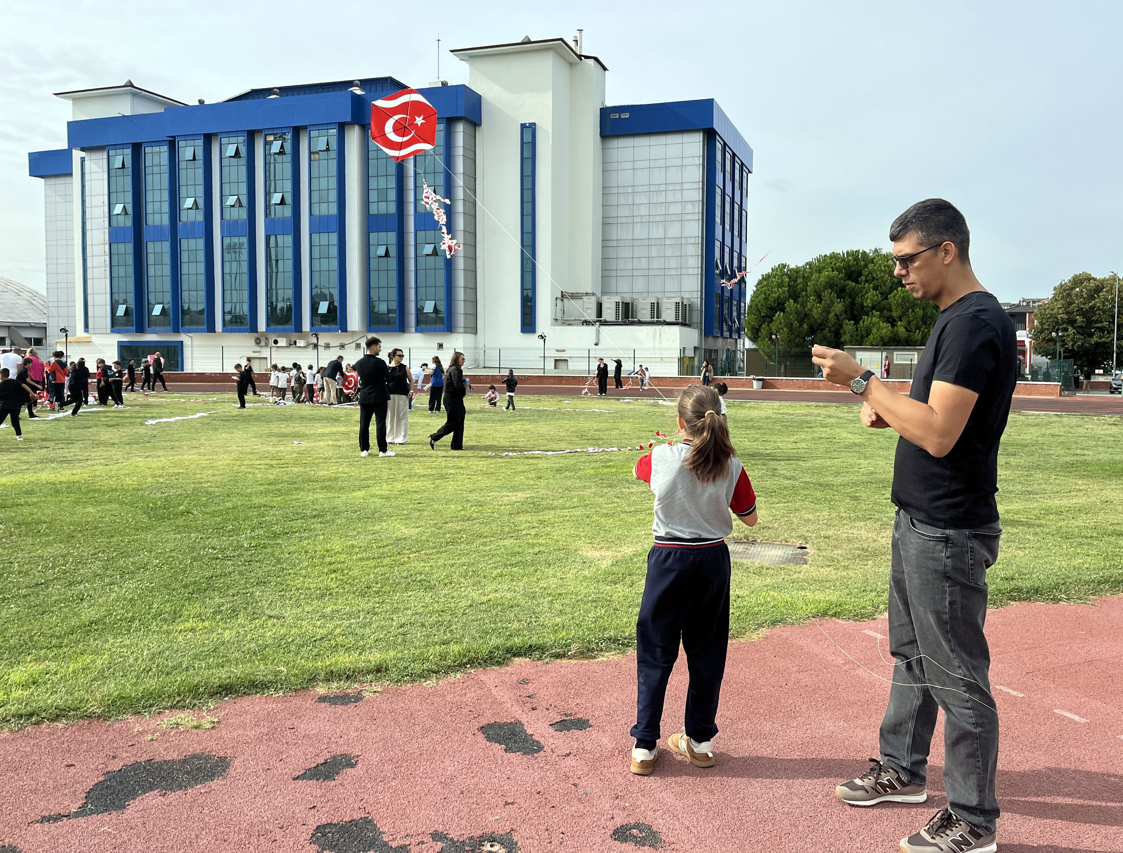 Uçurtmalar Vurulmasın, Gökyüzü Çocuklara Kalsın etkinliği kapsamında çocuklar Türkiye ve Filistin bayraklı uçurtmalar uçurdu