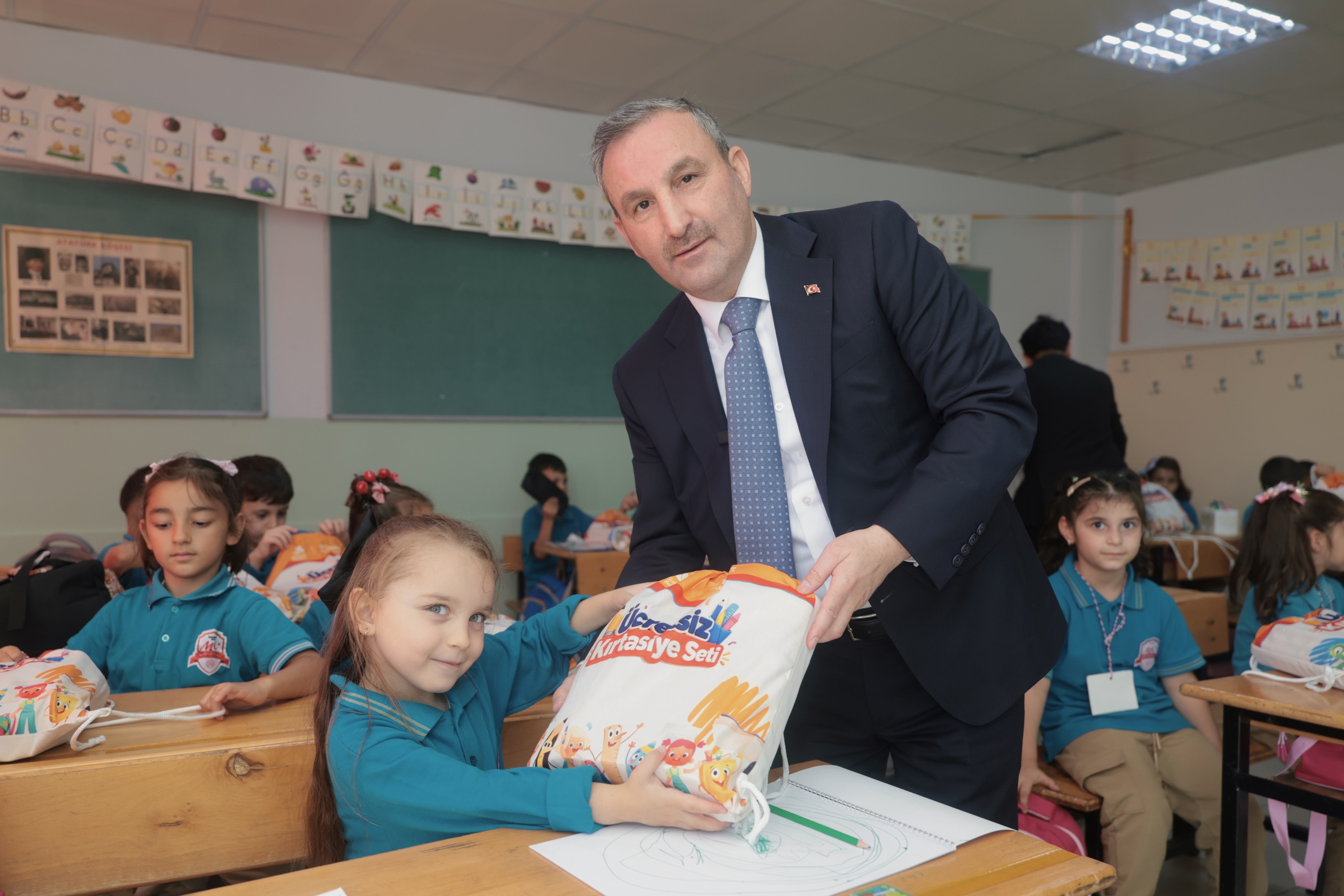 Sultanbeyli Belediyesi kırtasiye seti dağıtımı