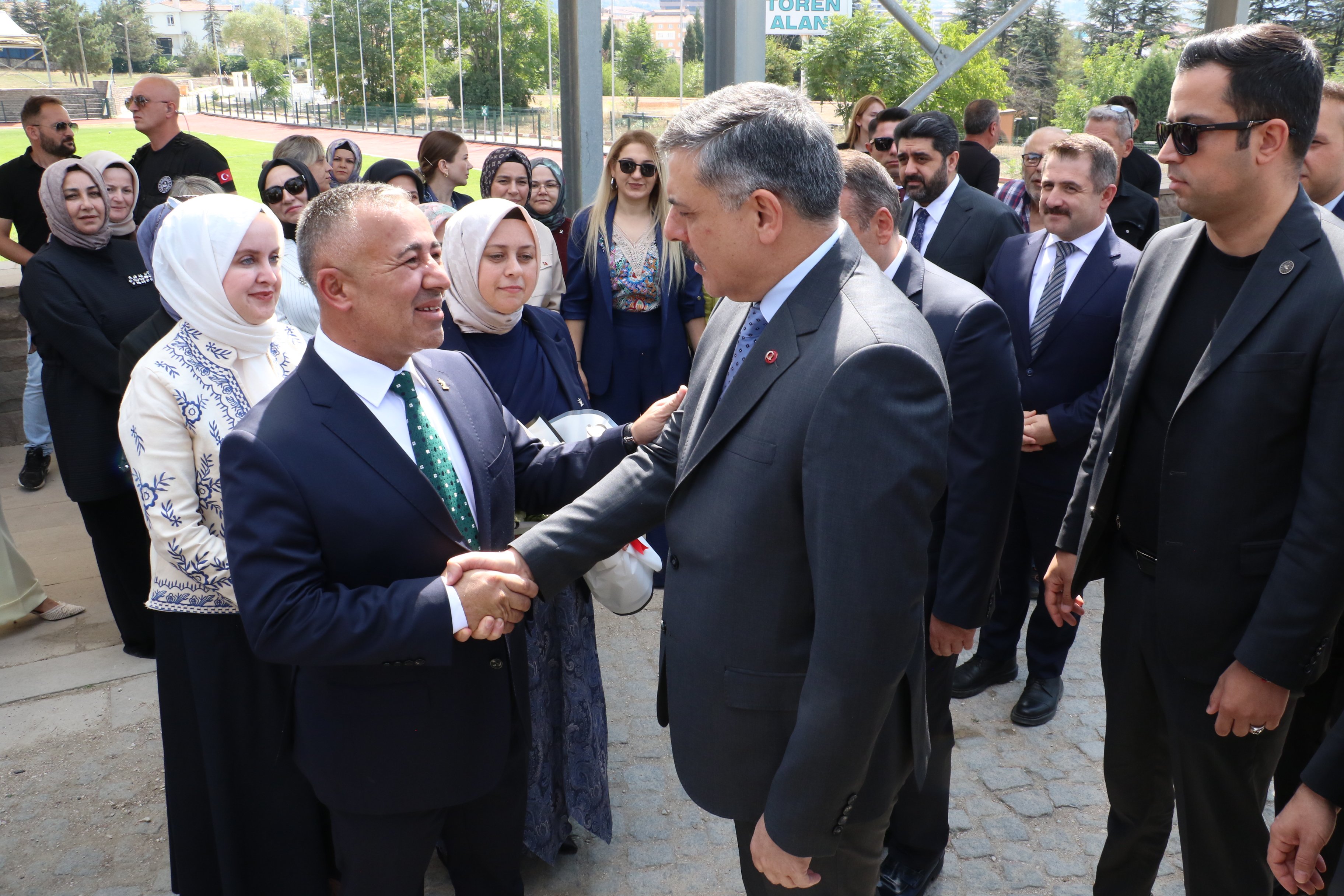 Bakan Çiftçi fidan dikimi