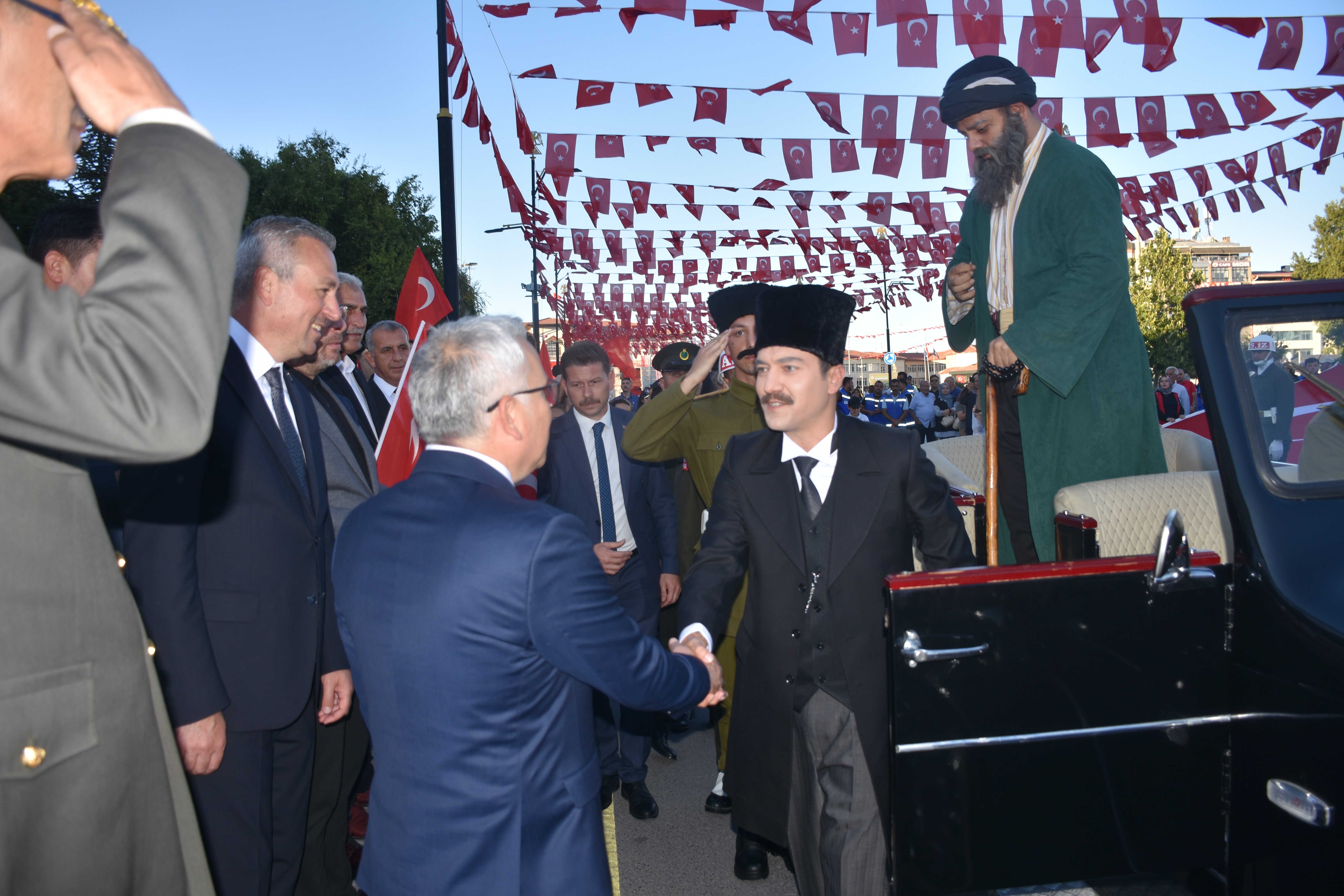 Sivas Valisi temsili Atatürk ile balkonda