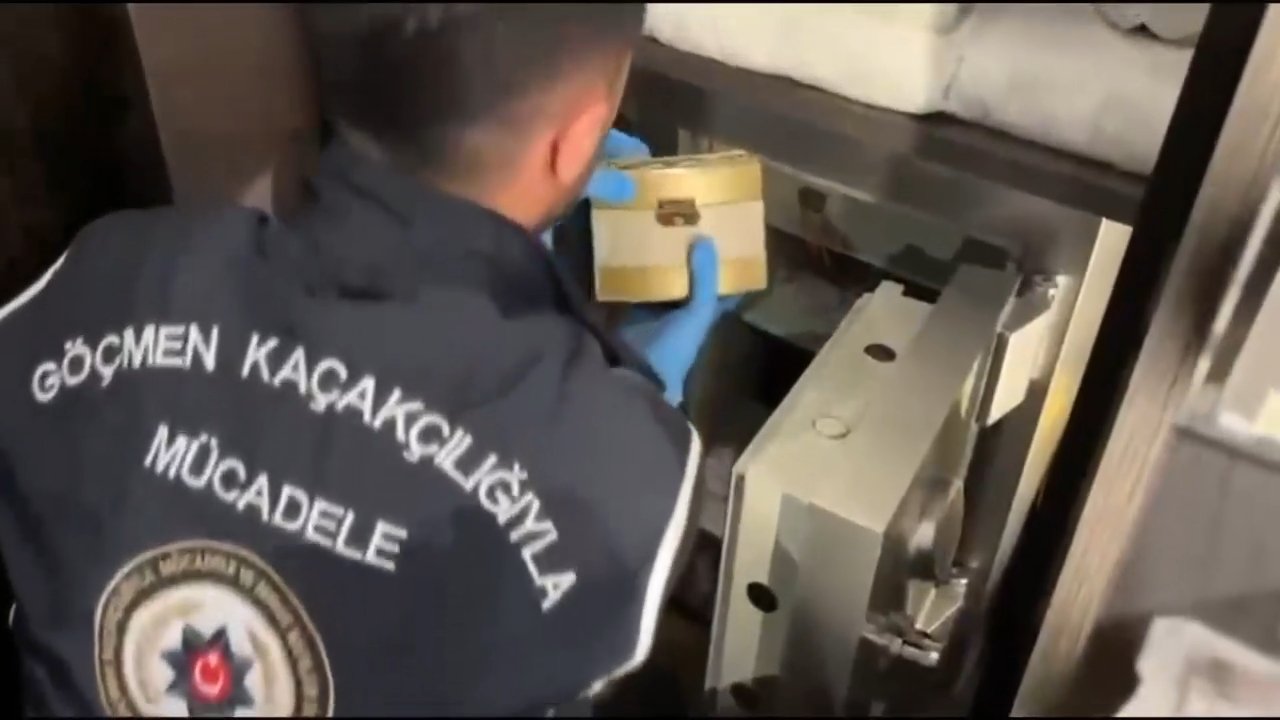 Sahte belgelerle vatandaşlık operasyonu