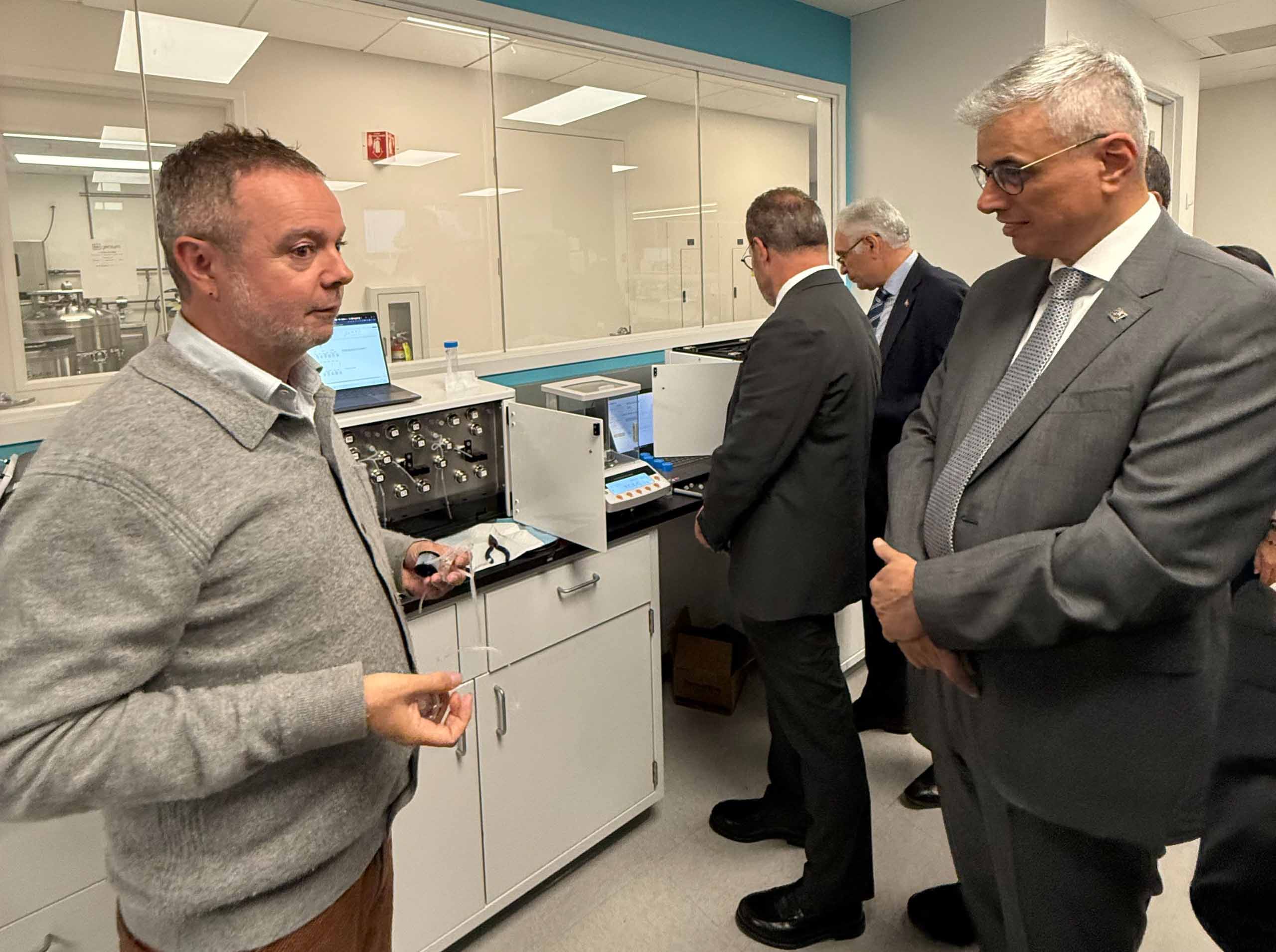 Sağlık Bakanı Kemal Memişoğlu laboratuvar incelemesi