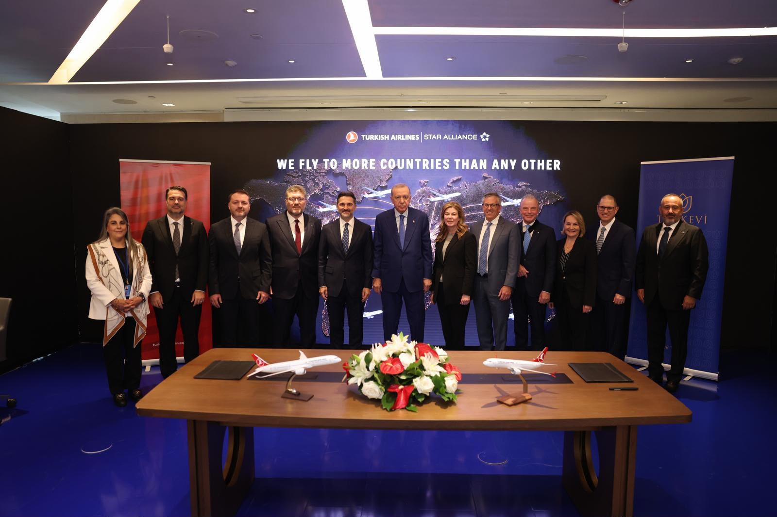 THY ve Boeing yetkilileri anlaşma imza töreni