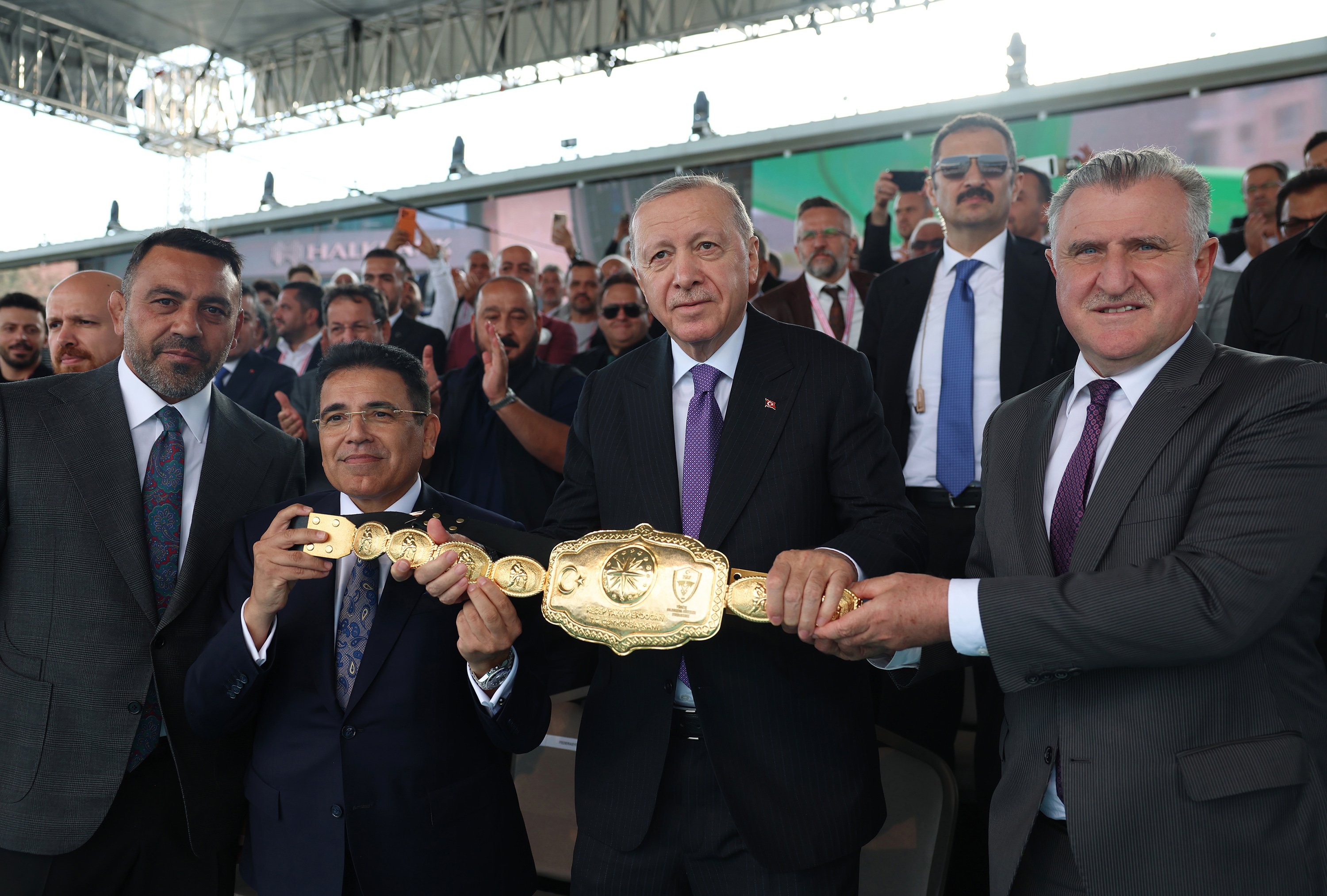 Cumhurbaşkanı Erdoğan Yağlı Güreş Cumhurbaşkanlığı Kupası final mücadelelerini izledi