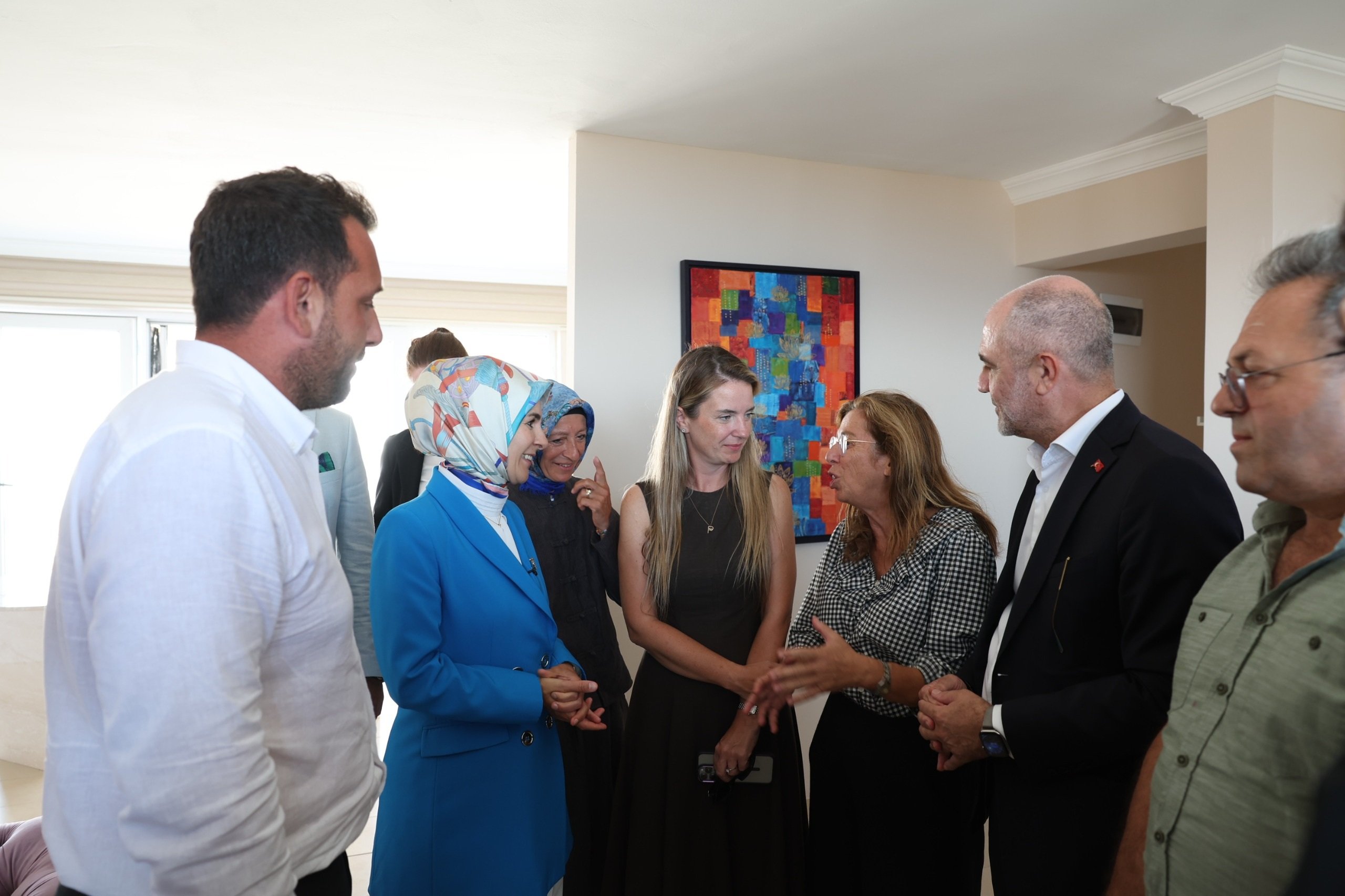 Bakan Göktaş çocuklarla sohbet ederken