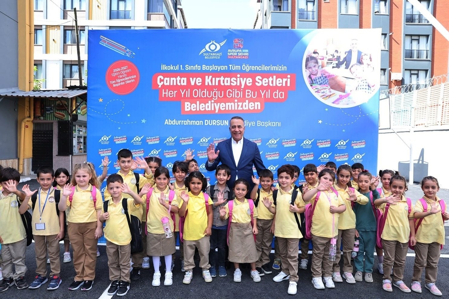 Sultangazi Belediye Başkanı Abdurrahman Dursun kırtasiye seti dağıtımında öğrencilerle