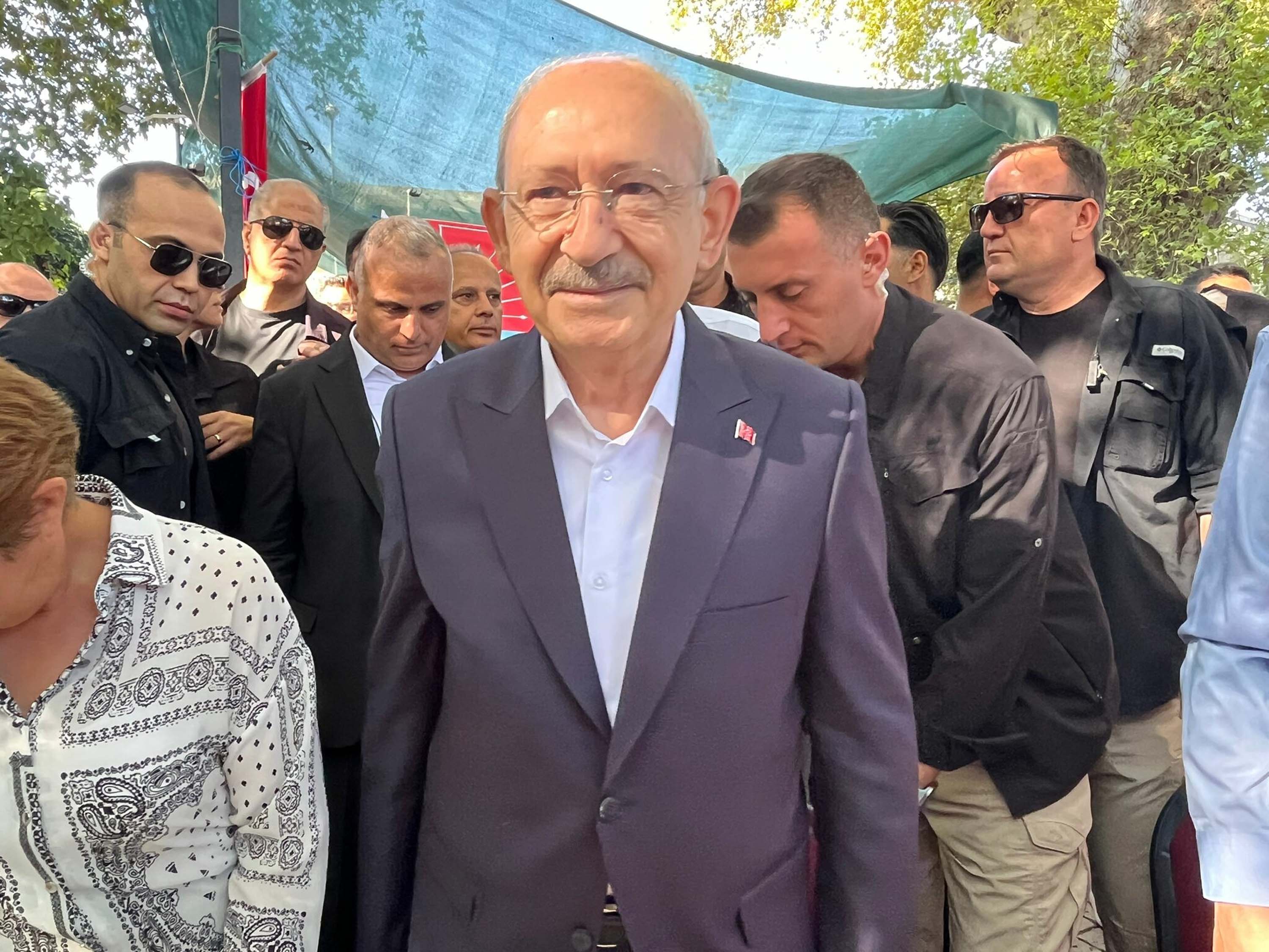 Kemal Kılıçdaroğlu muhtarlarla bir arada
