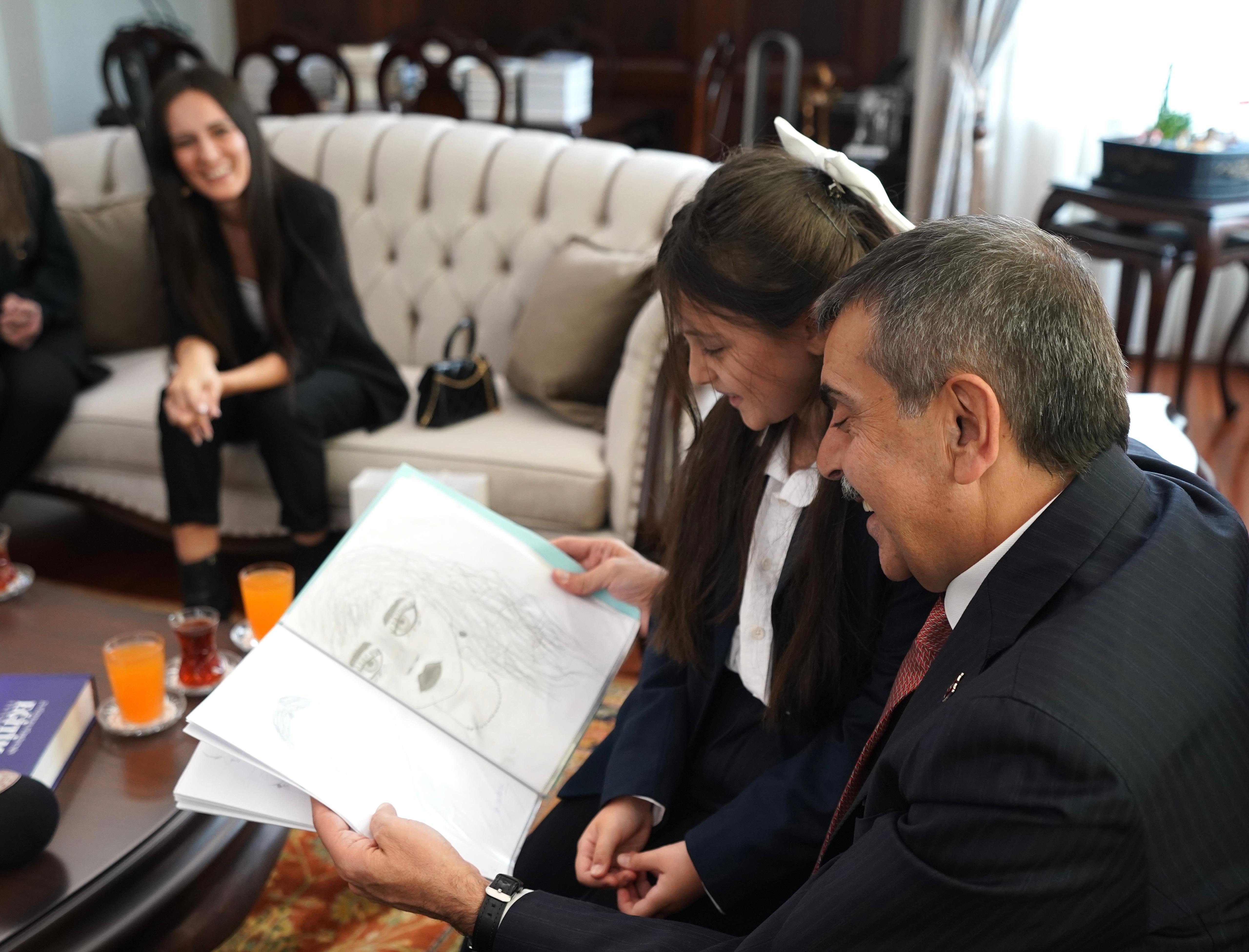 Bakan Tekin, öğrencilere hediyelerini takdim etti