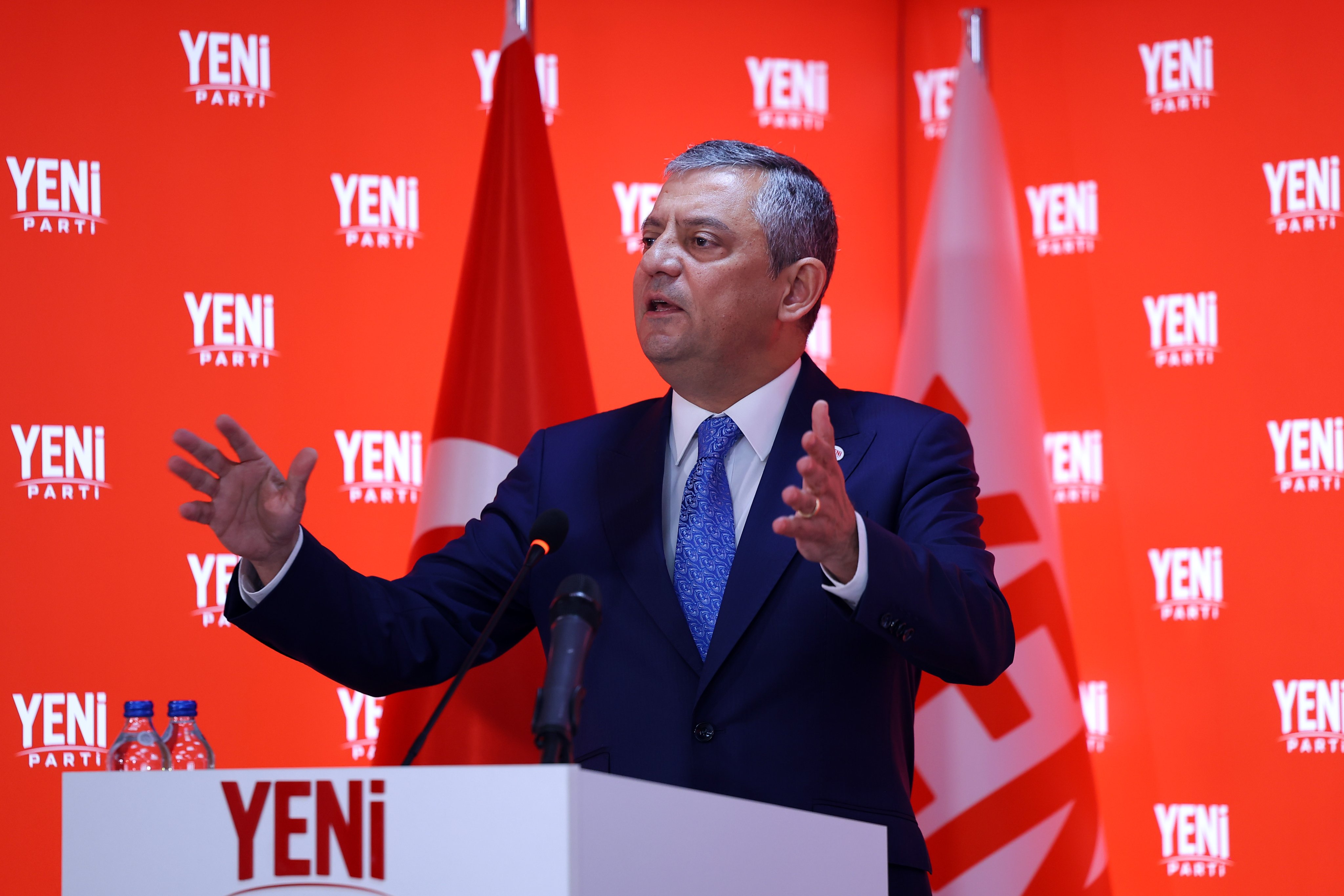 Özgür Özel konuşma yapıyor