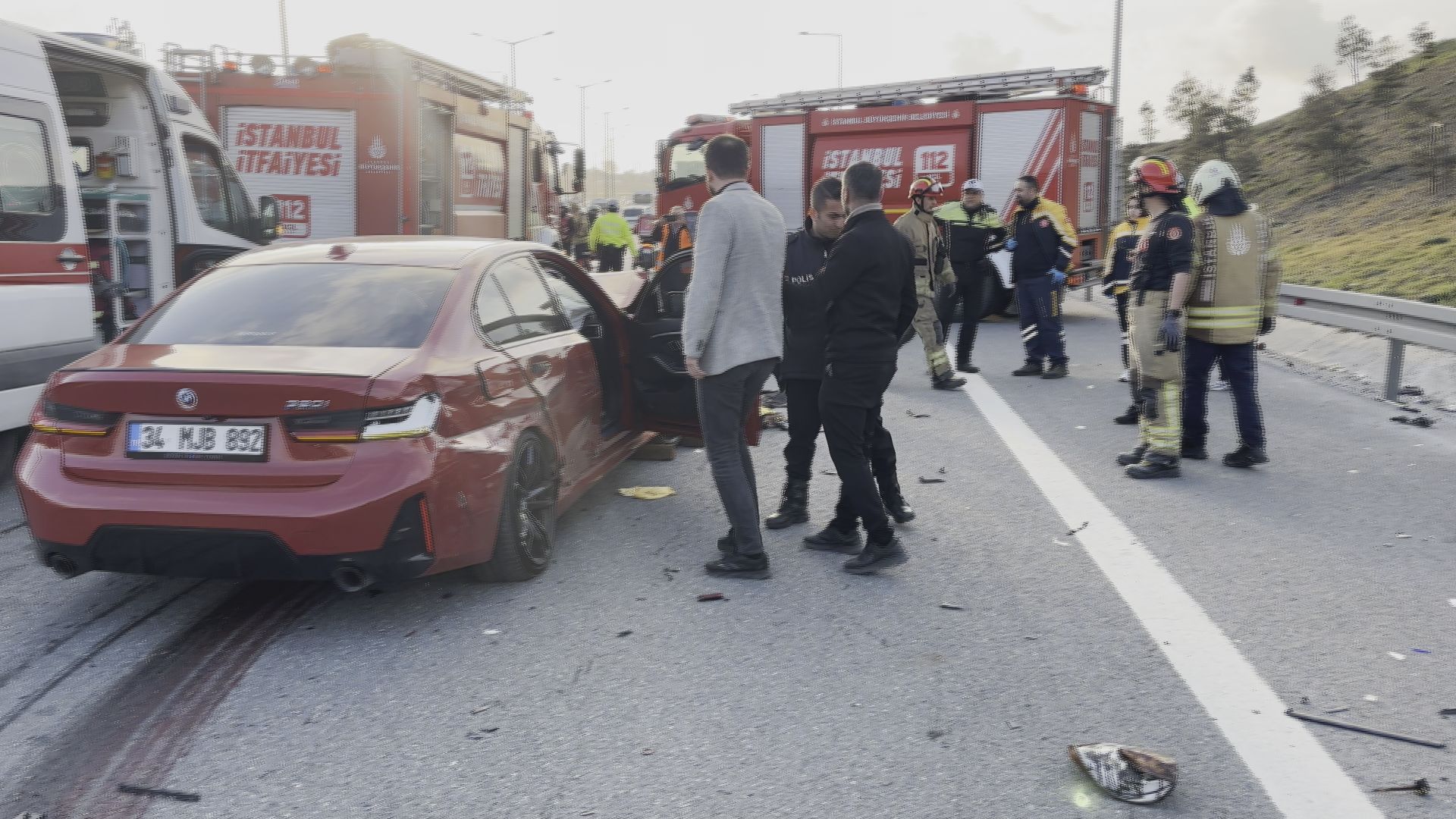 Kaza yerine gelen polis ekipleri
