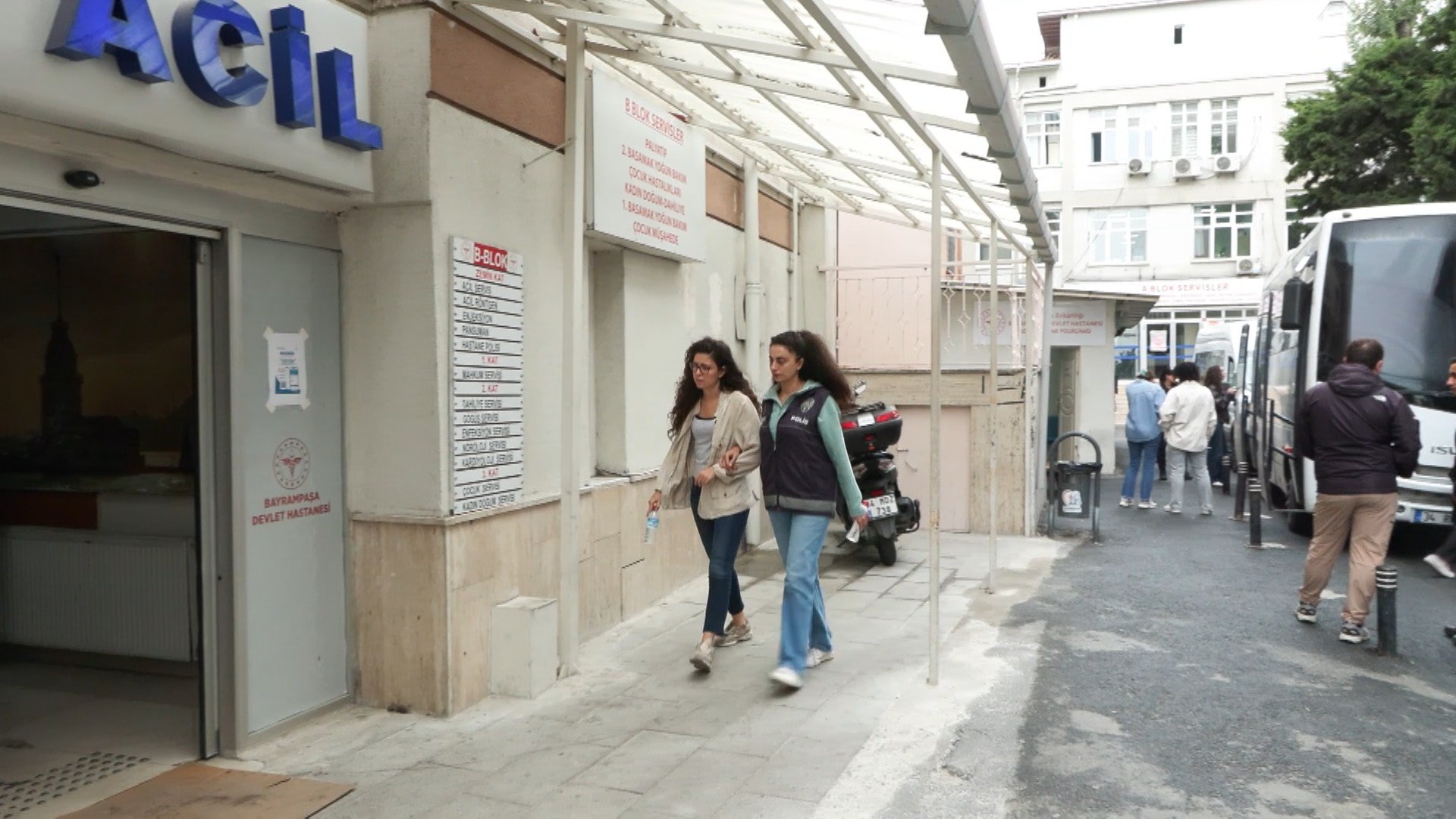 Polis ekipleri ve grup arasında arbede
