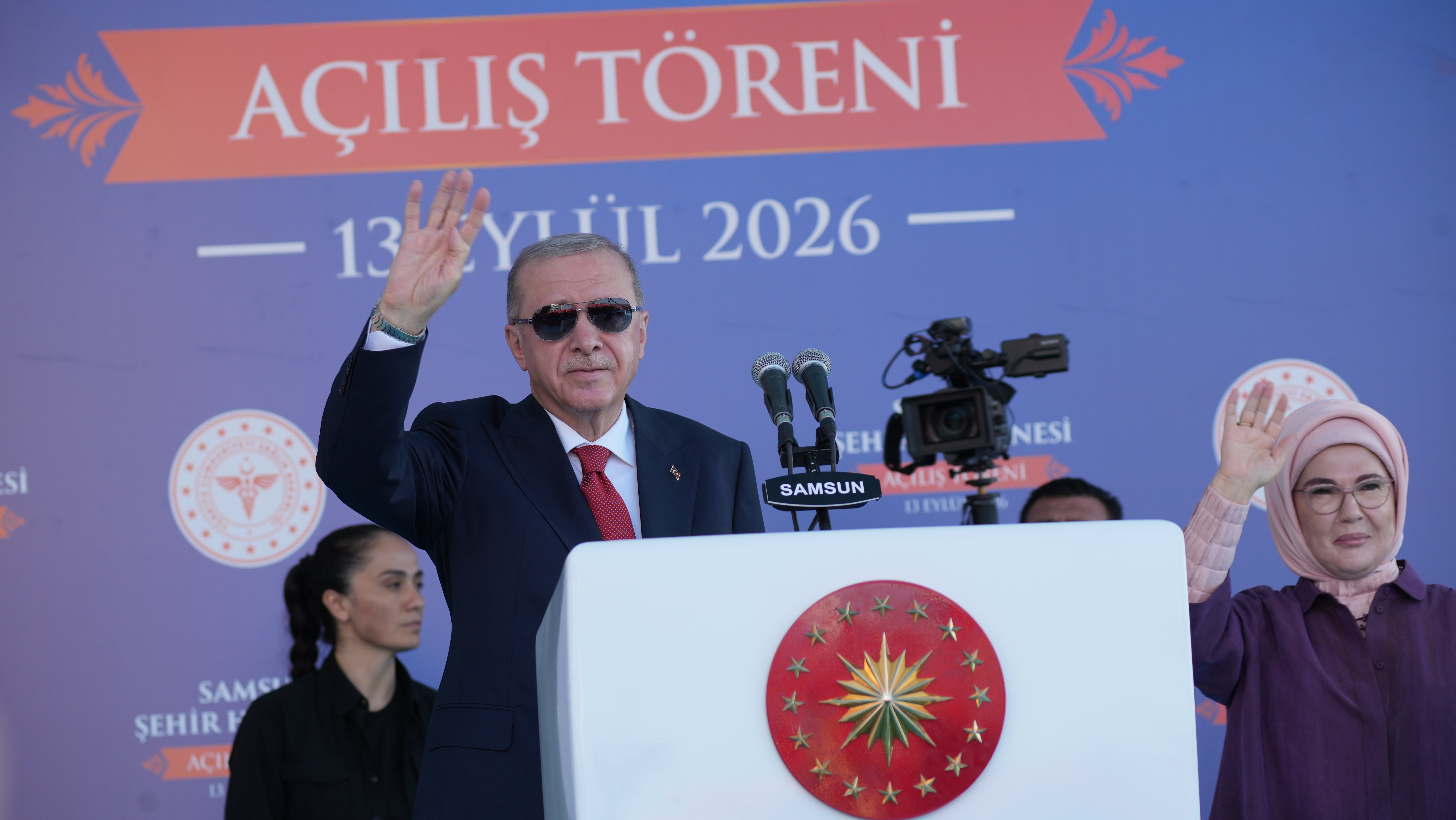 Cumhurbaşkanı Erdoğan açılış kurdelesi kesiyor