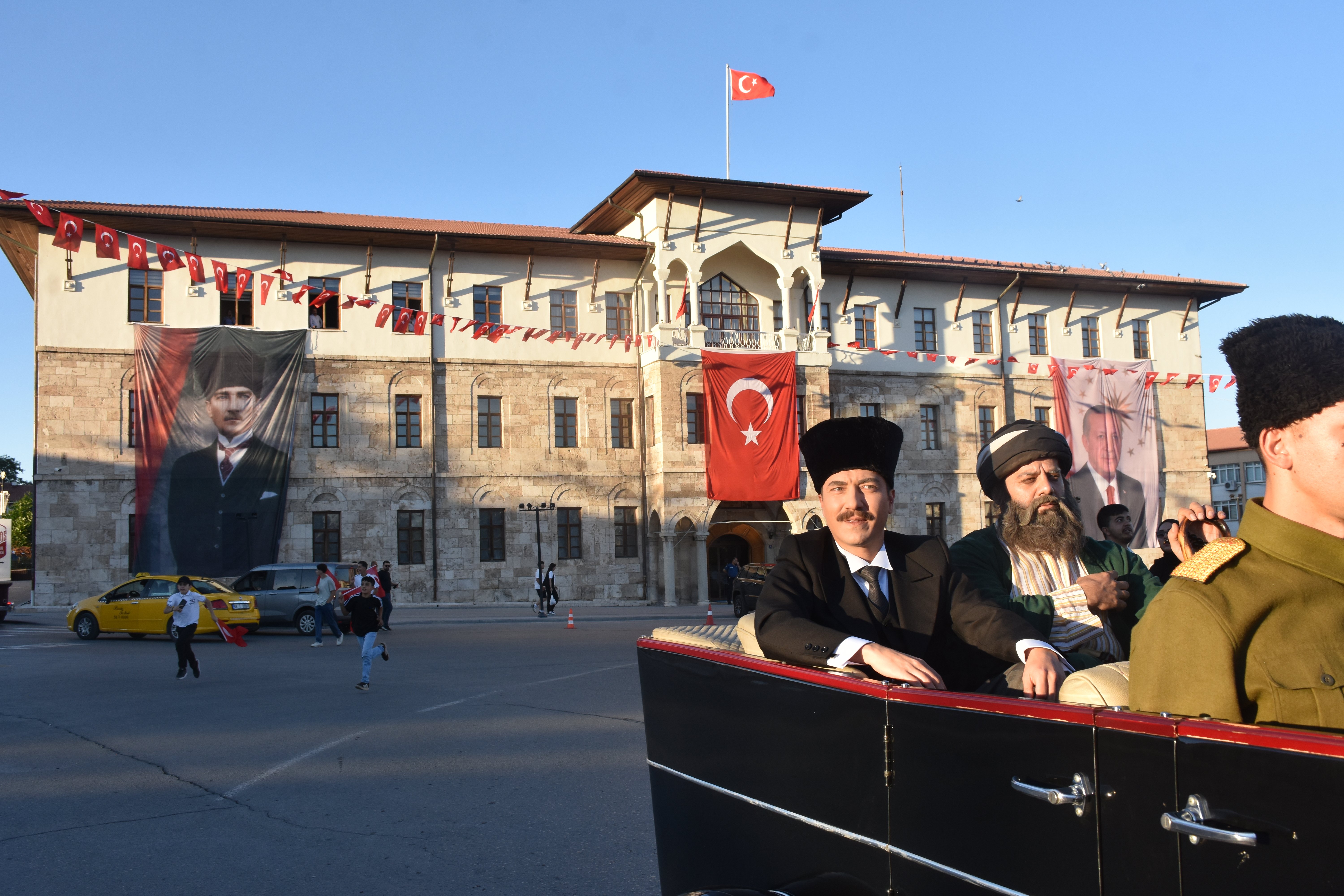 Temsili askerler ve otomobil