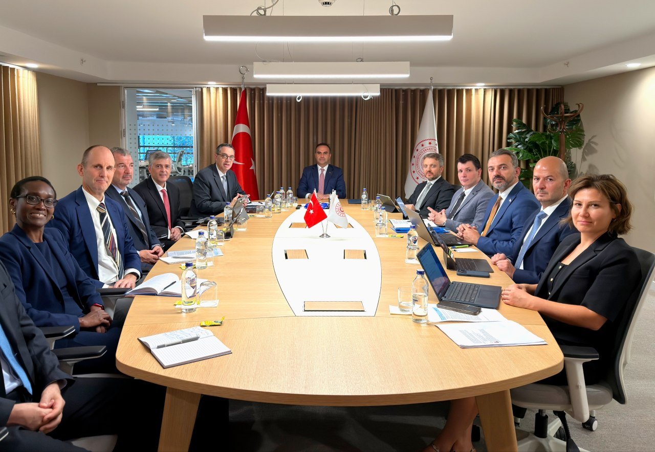 Bakan Kacır IFC heyetiyle bir arada