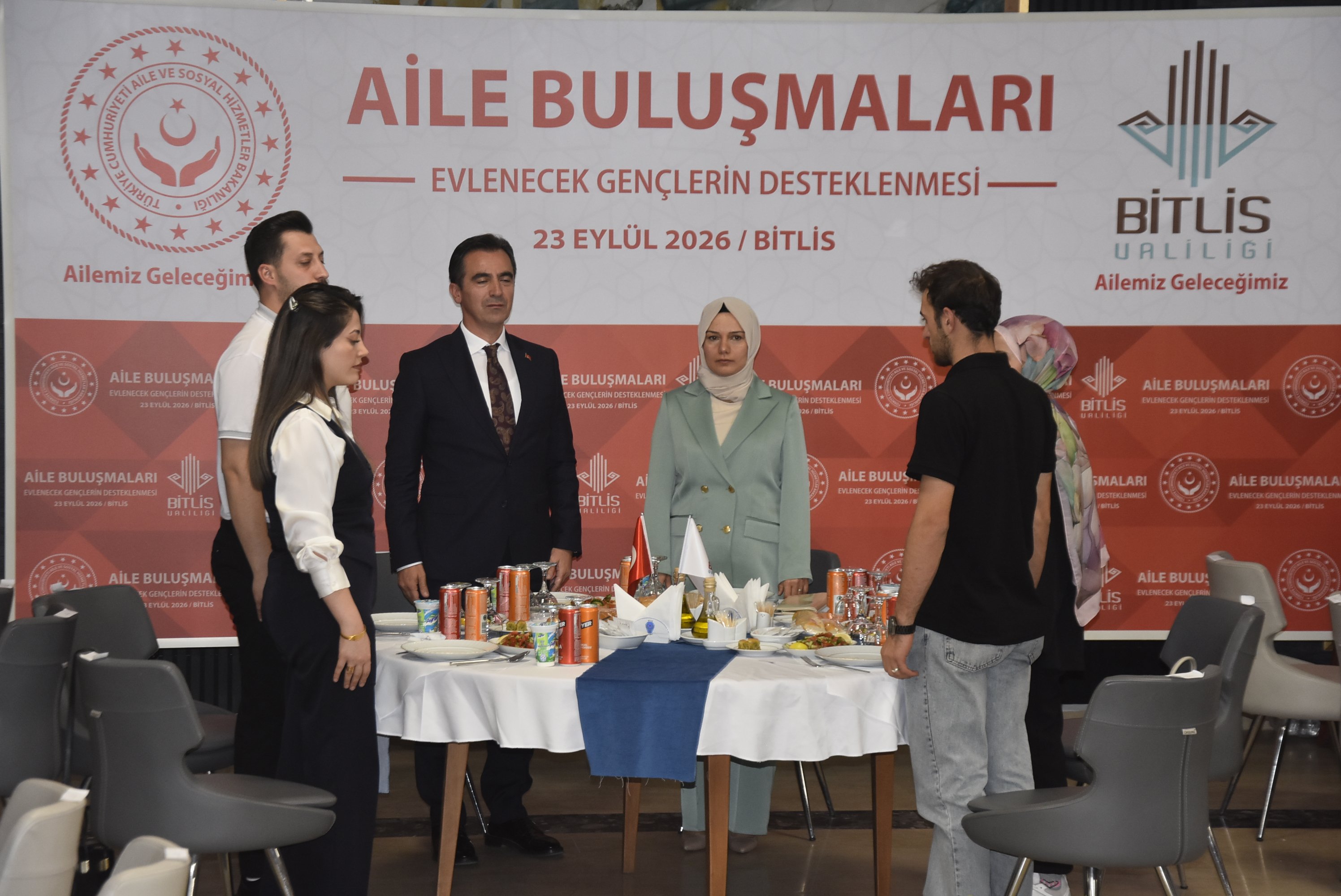 Bitlis Valisi Ahmet Karakaya, devlet destekli evlenen çiftlerle bir araya geldi