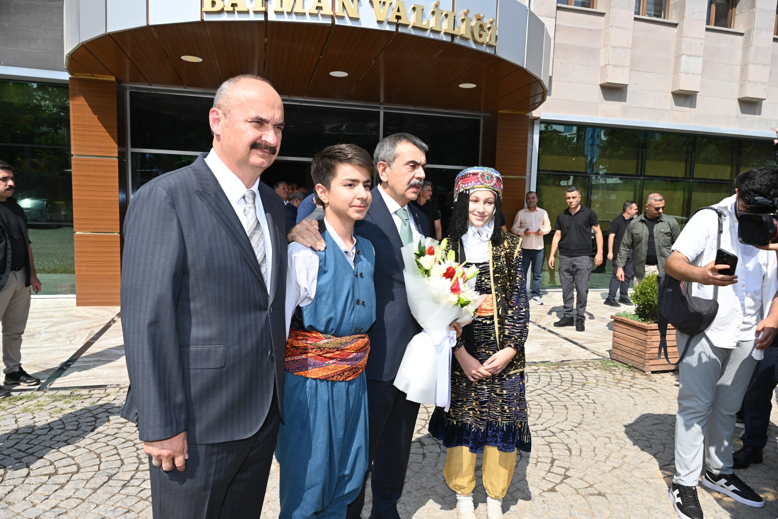 Bakan Tekin, protokol üyeleriyle birlikte