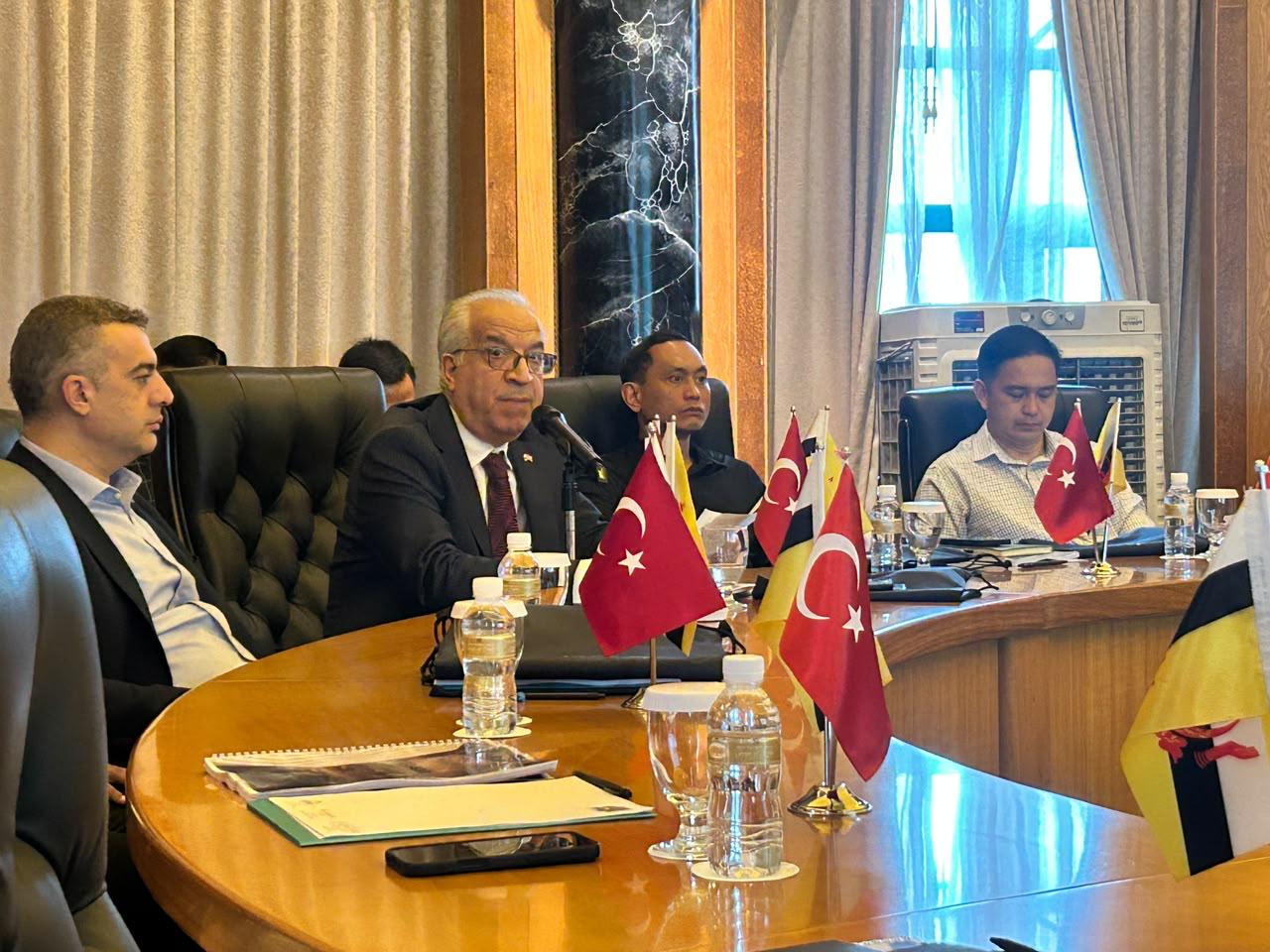 ASELSAN yetkilileri sunum gerçekleştiriyor