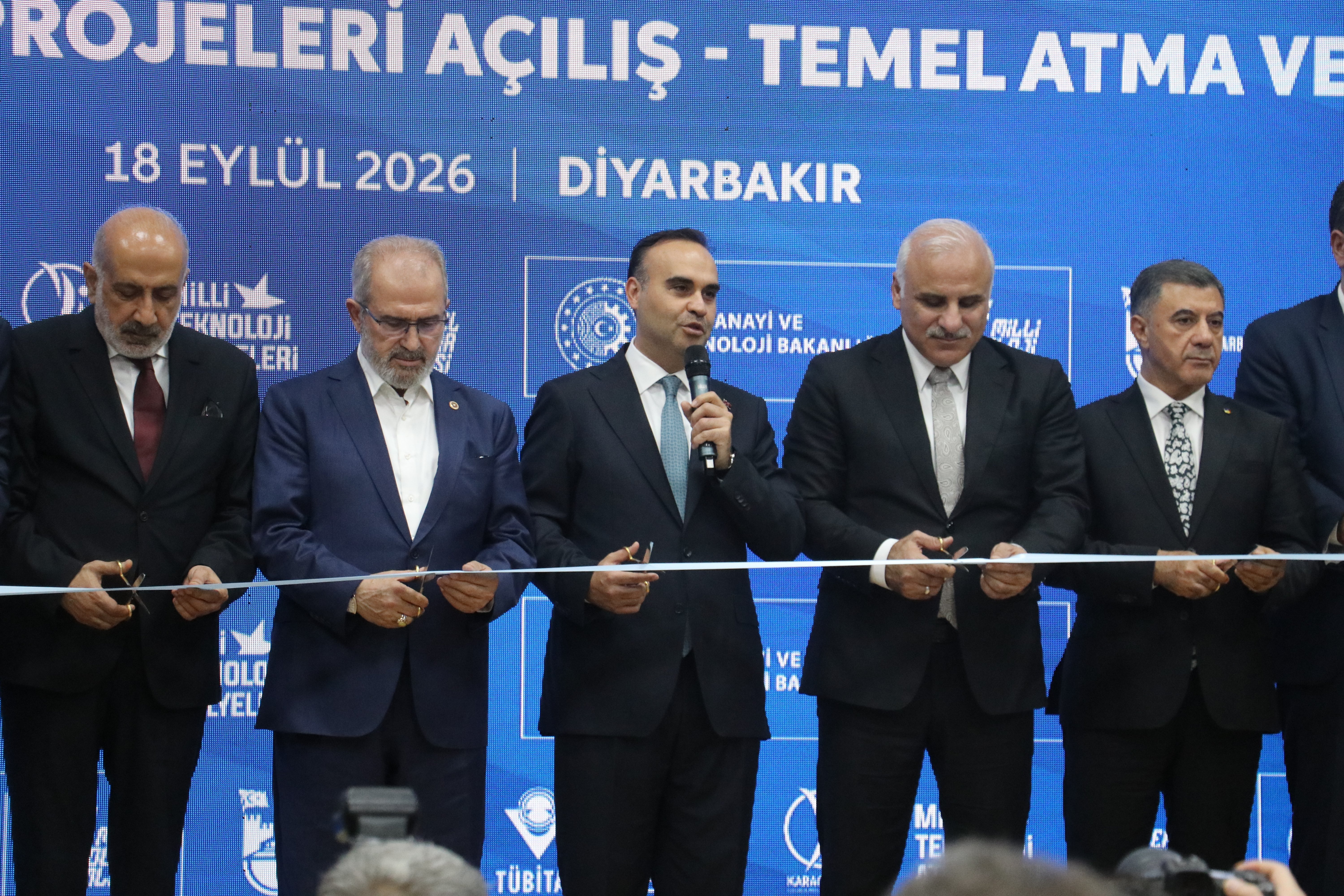 Bakan Kacır, gençlerle teknoloji projeleri hakkında sohbet etti