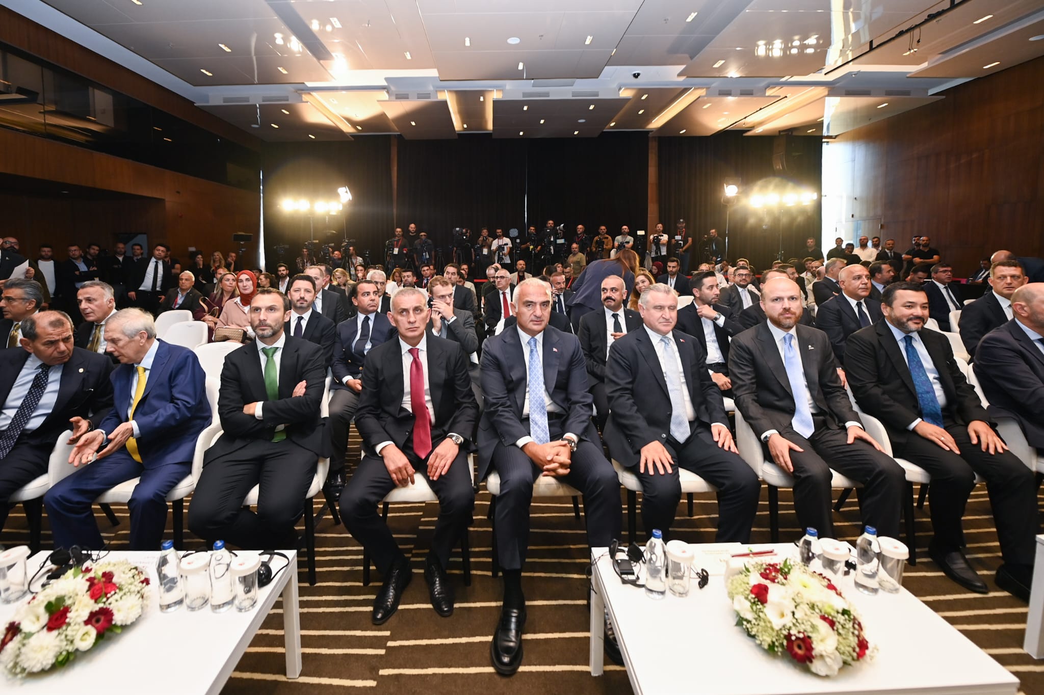 İstanbul Valisi Davut Gül konuşma yaparken