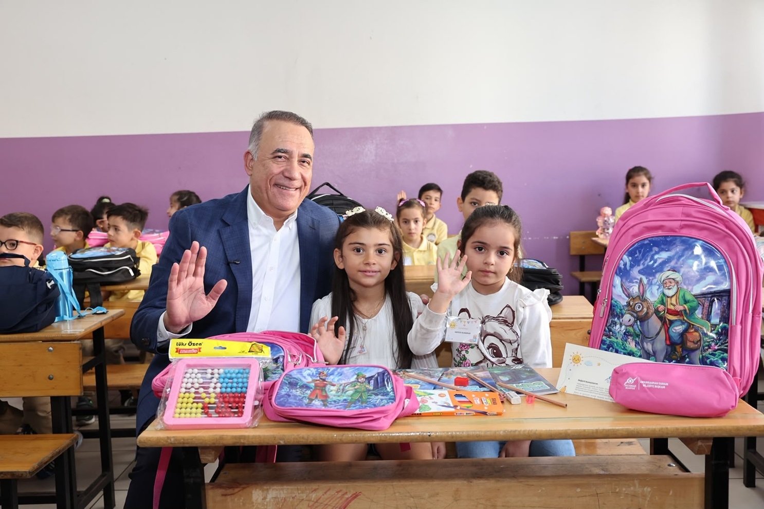 Sultangazi Belediyesi kırtasiye seti dağıtımı