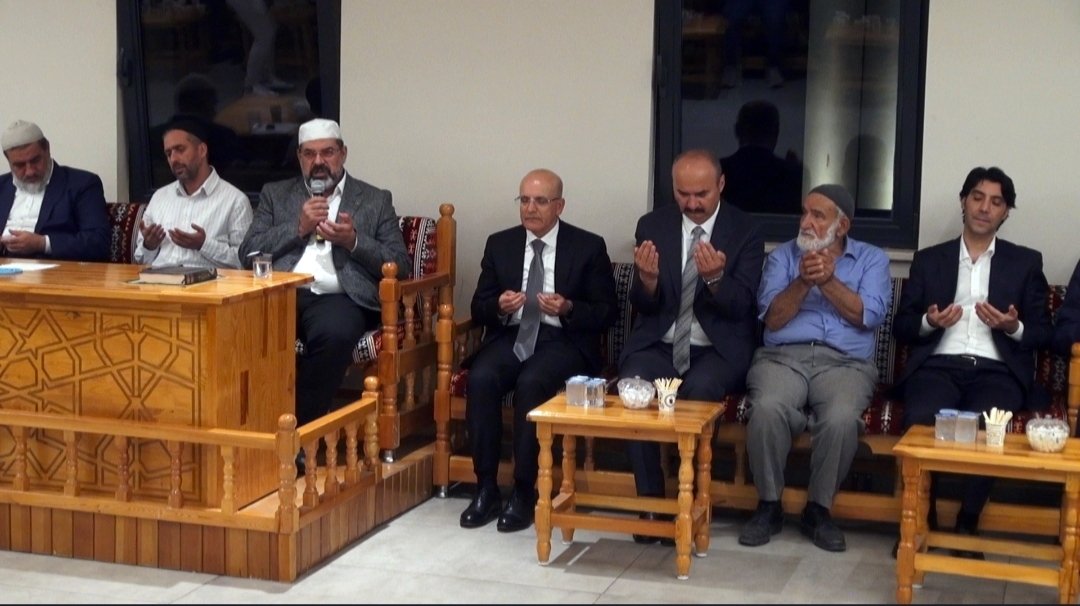 Bakan Şimşek, yeğeninin taziyesine katıldı