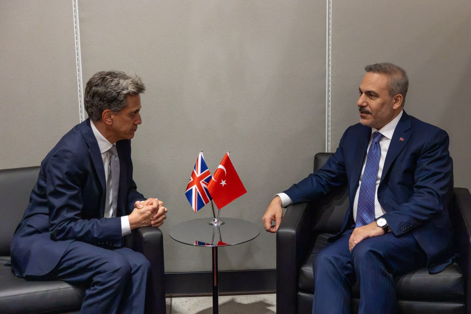 Hakan Fidan Birleşik Krallık Dışişleri Bakanı Ed Miliband ile görüştü