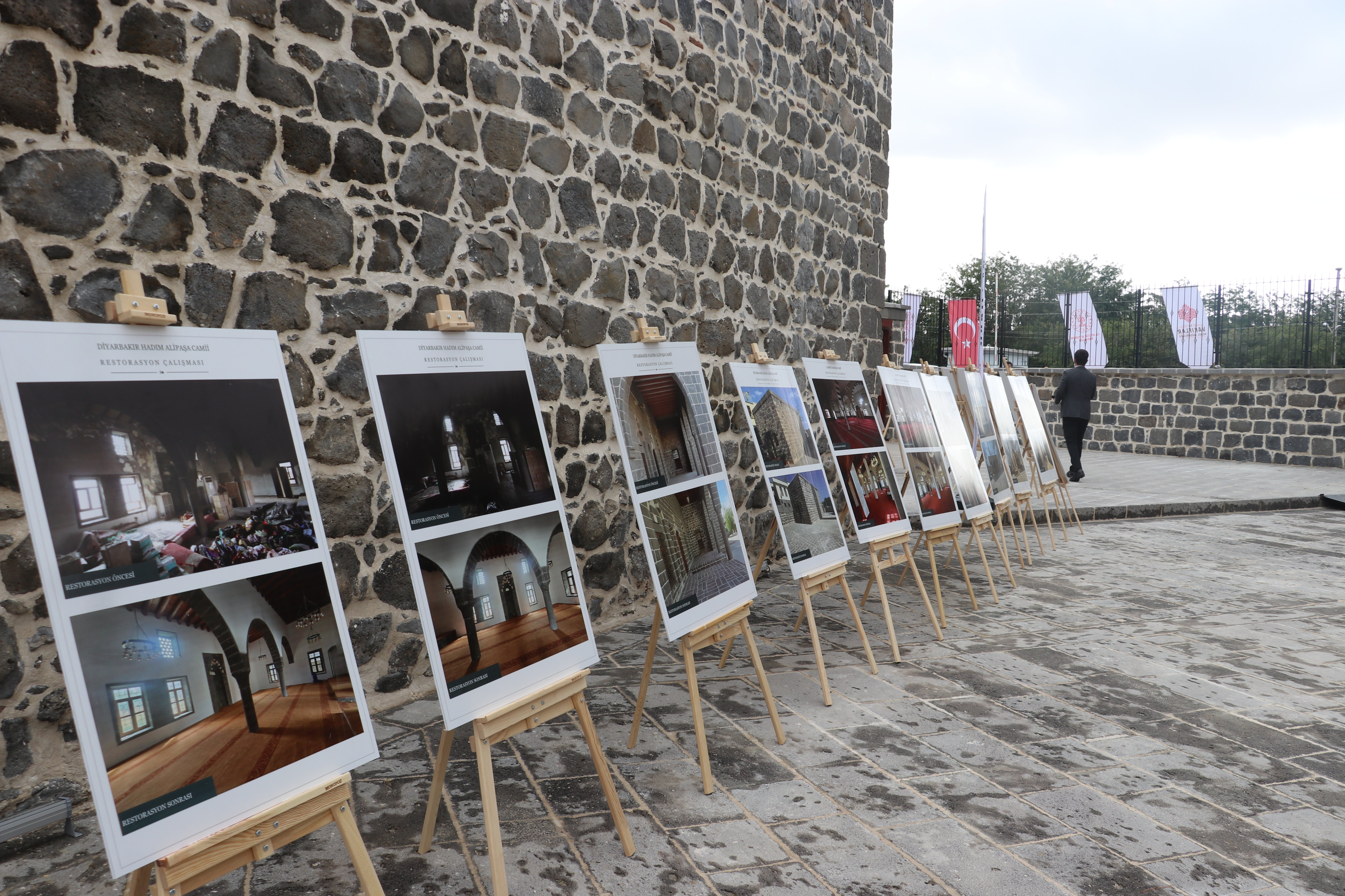 Depremde hasar gören caminin onarım sonrası hali
