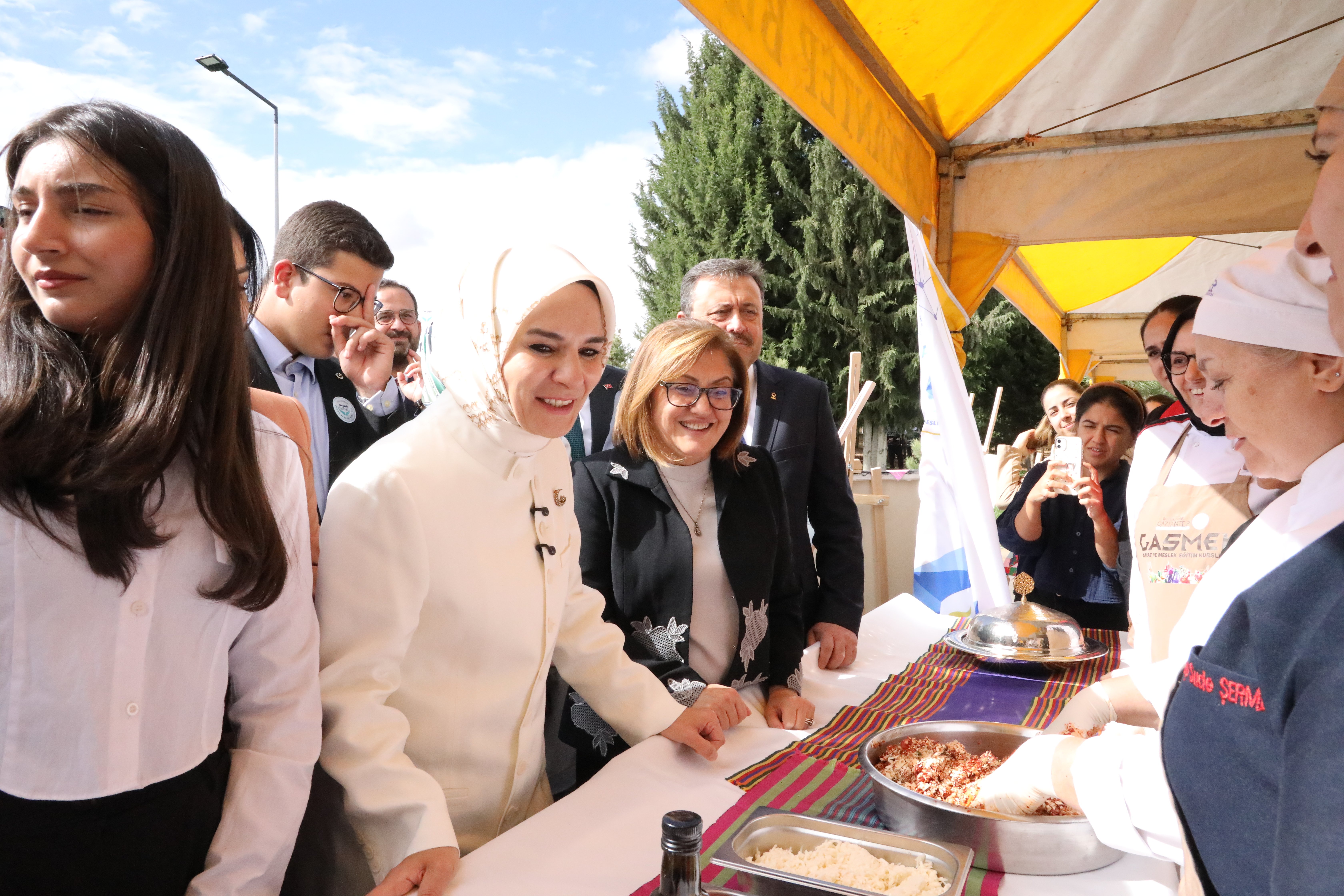 Bakan Göktaş çocuklarla bir araya geldi