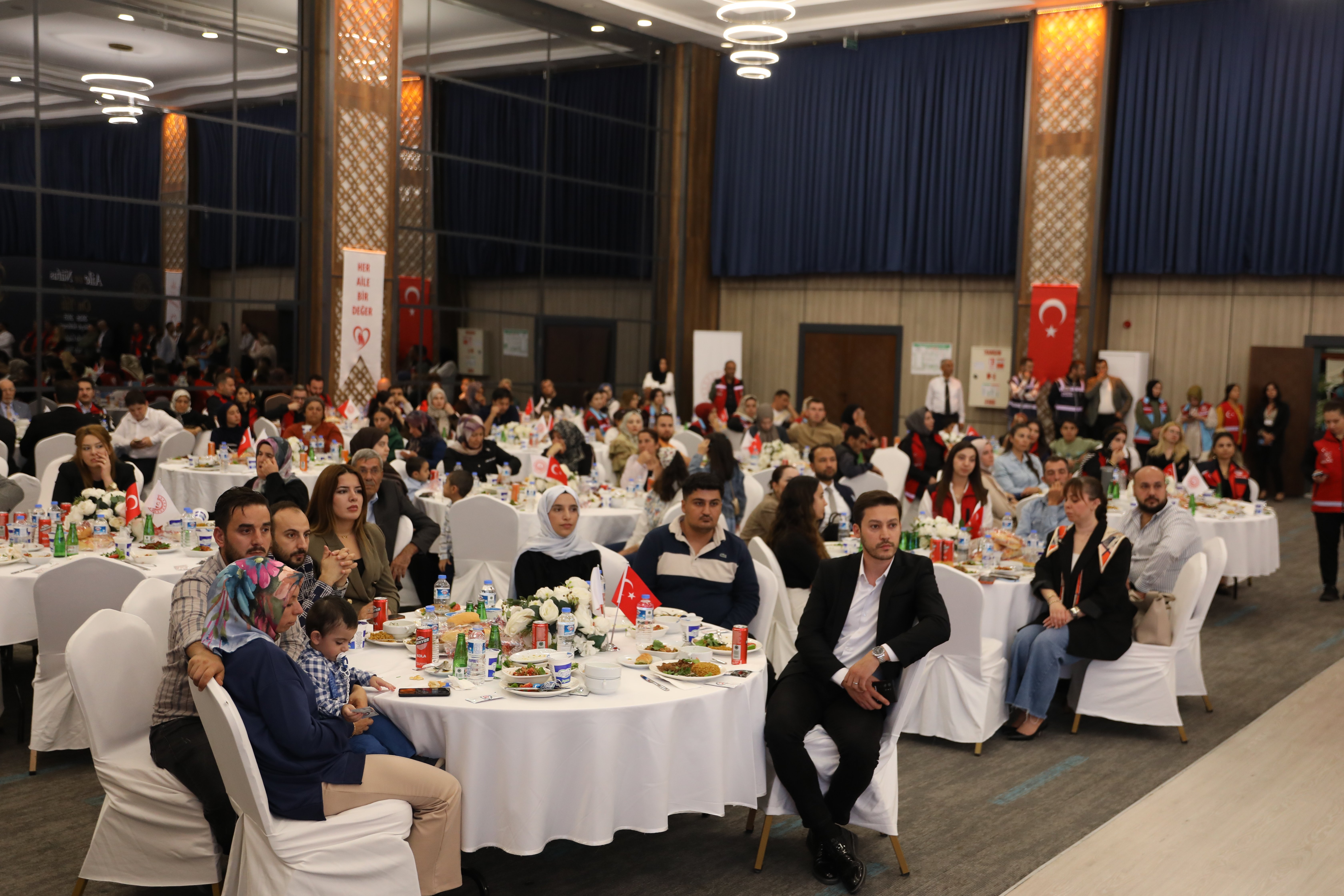 Bakan Göktaş, Aile ve Gençlik Fonu kapsamında yürütülen çalışmalara ilişkin bilgi verdi