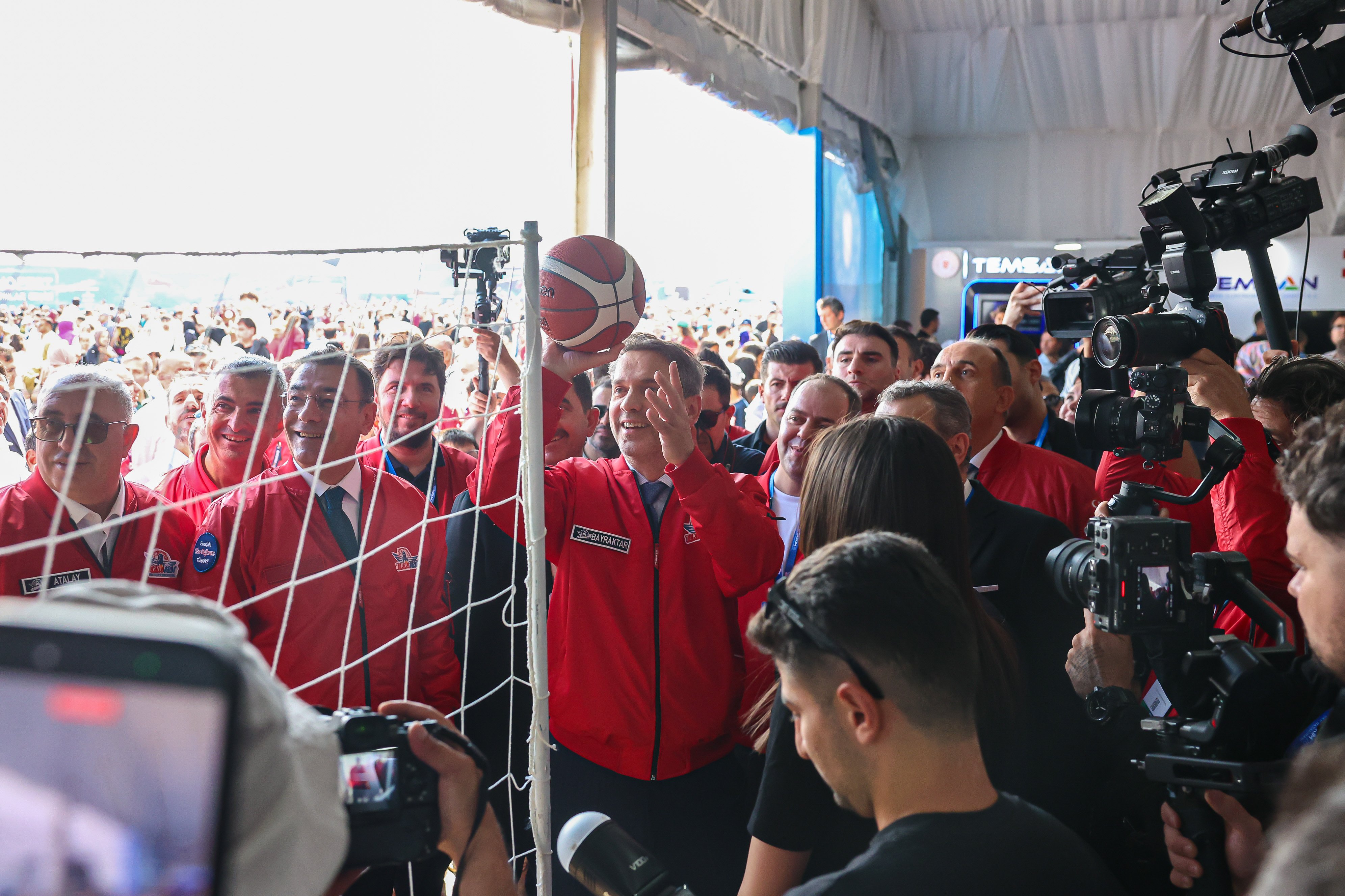 Enerji ve Tabii Kaynaklar Bakanı Alparslan Bayraktar, TEKNOFEST Güneydoğu standında incelemelerde bulundu