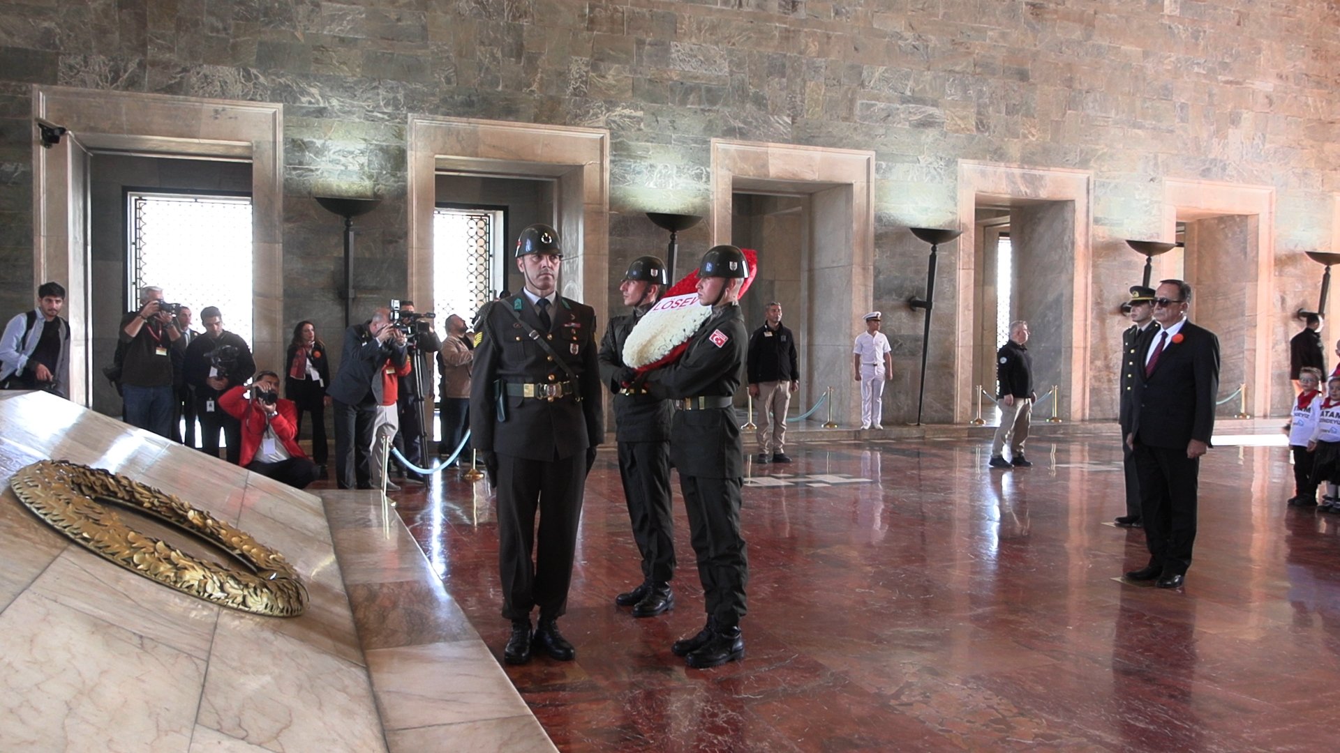 LÖSEV üyeleri Anıtkabir avlusunda