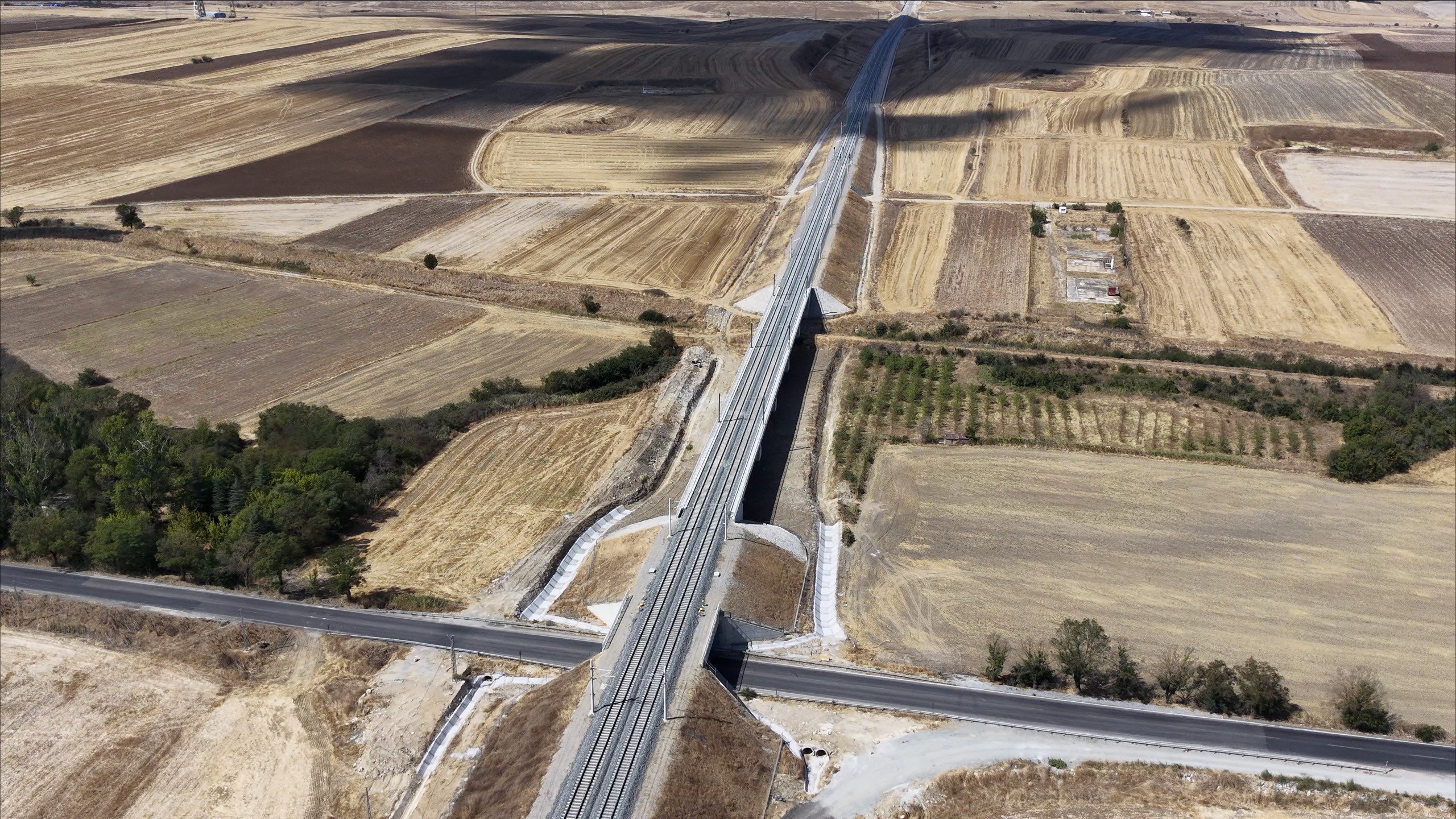 Çerkezköy-Kapıkule Hızlı Tren Hattı projesi kapsamında inşa edilen yeni istasyon binası ve demir yolu altyapısı