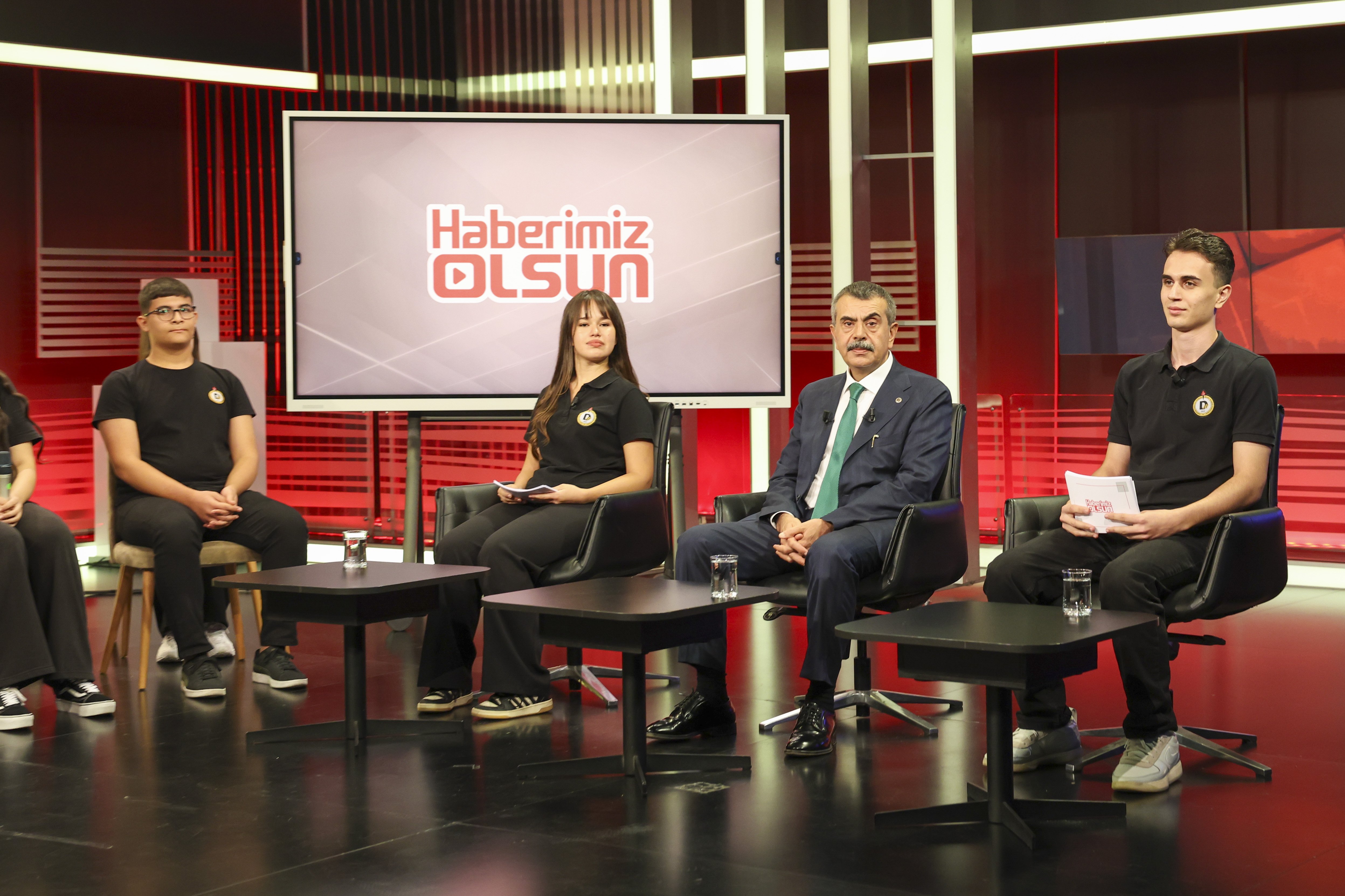 Demirören Medya stüdyosunda öğrenciler