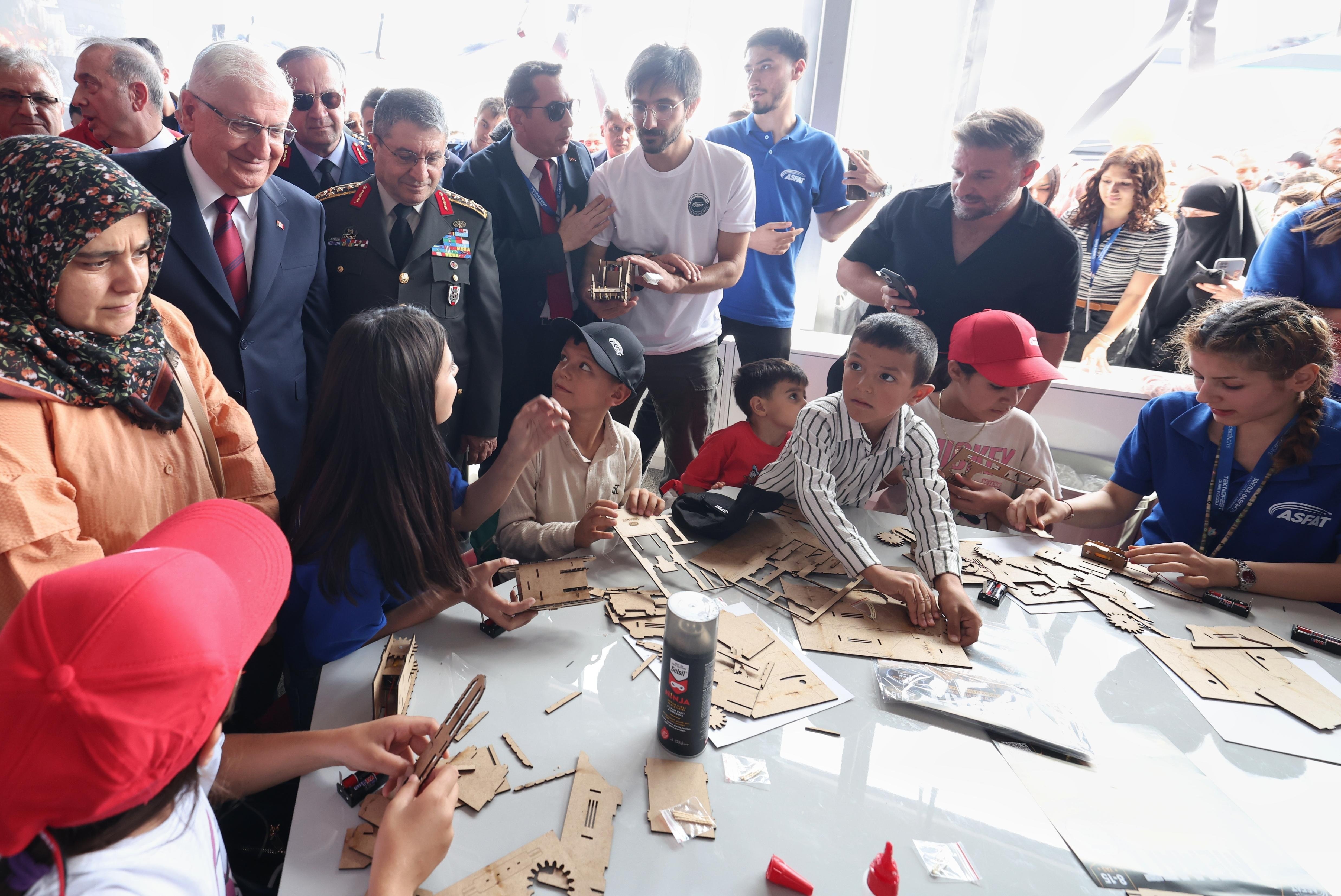 Milli Savunma Bakanı Yaşar Güler TEKNOFEST Güneydoğu stantlarını ziyaret etti
