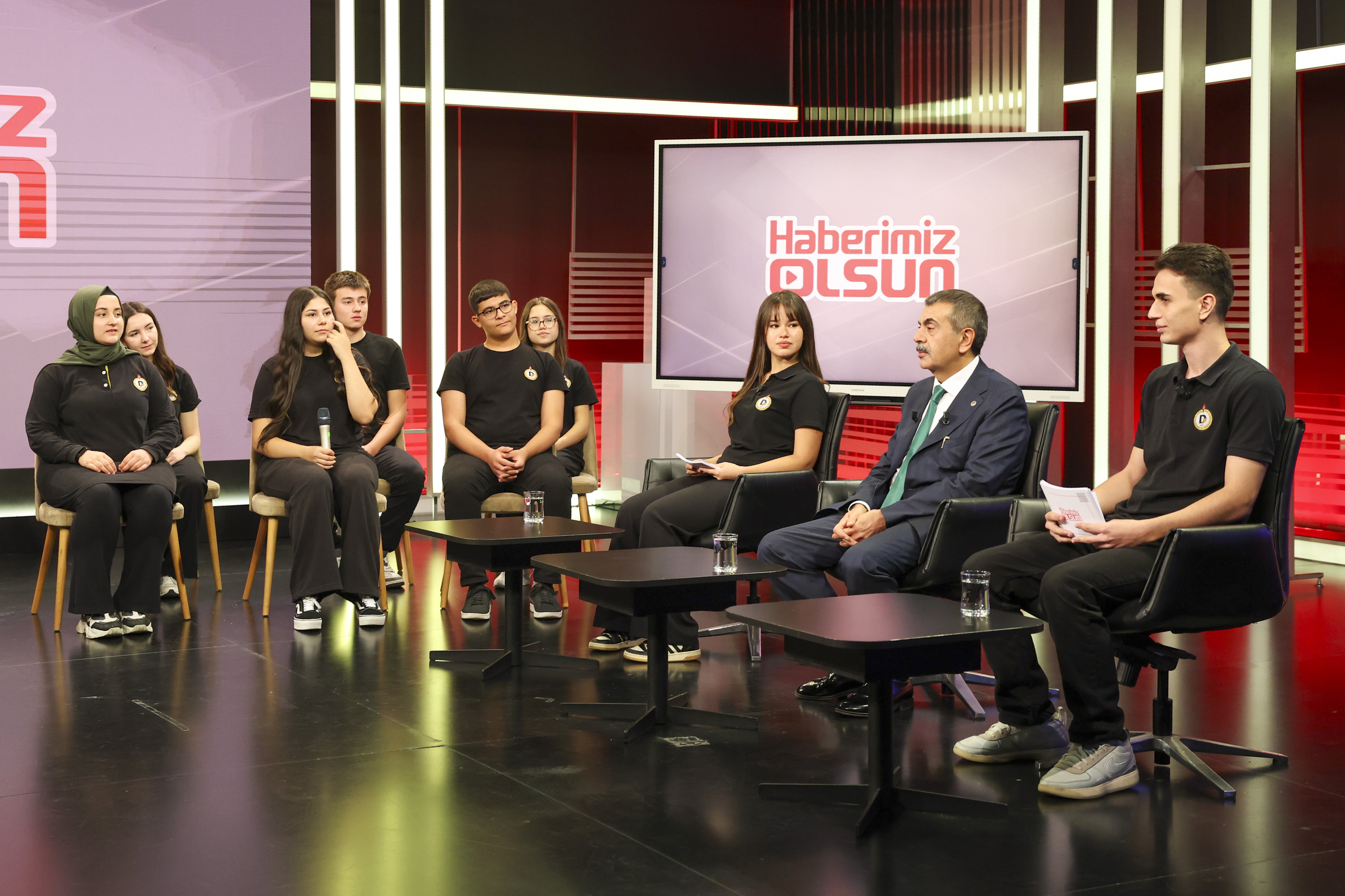 Bakan Tekin öğrencilere konuşma yapıyor