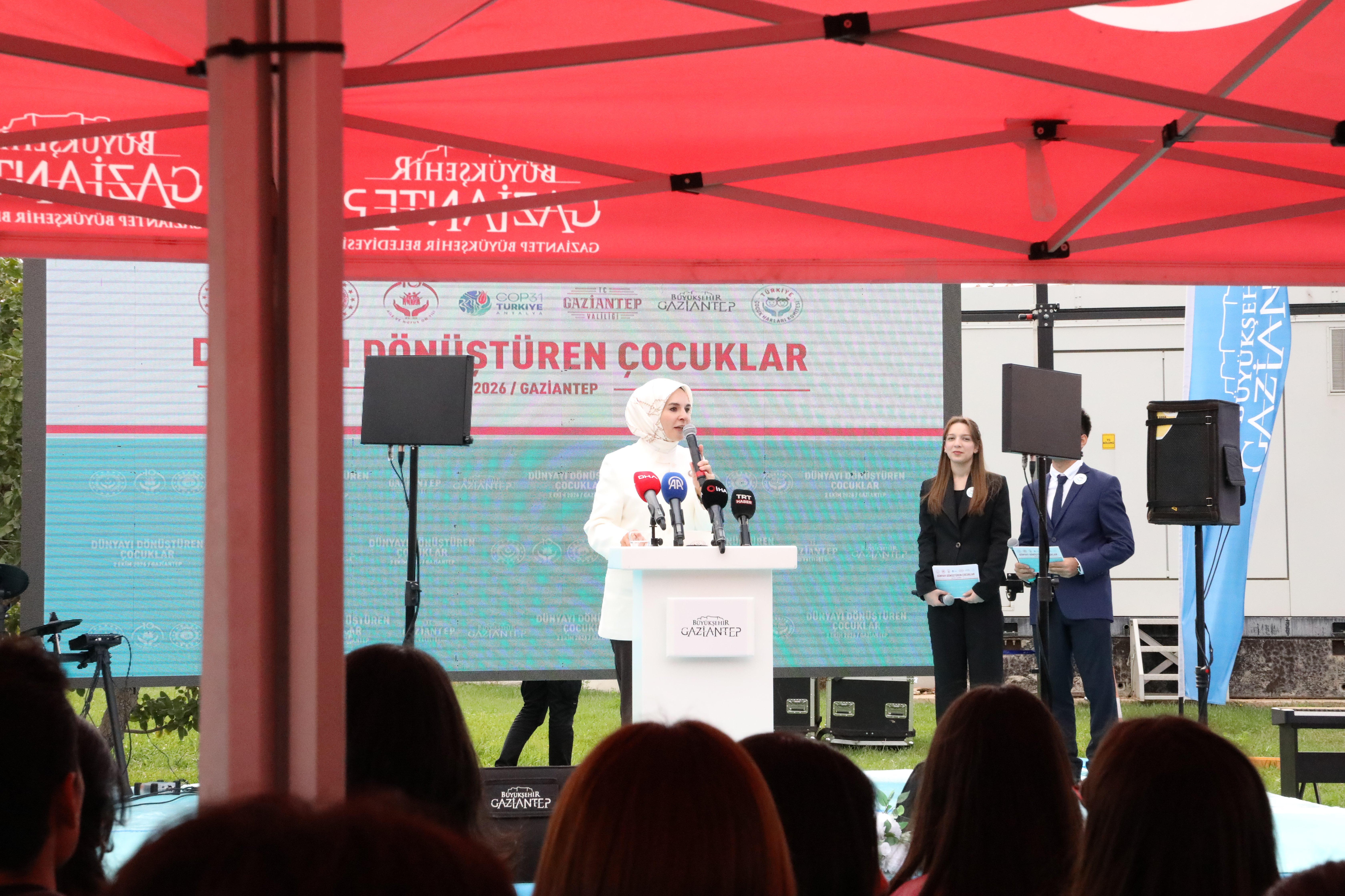 Bakan Göktaş program sonunda stantları gezdi