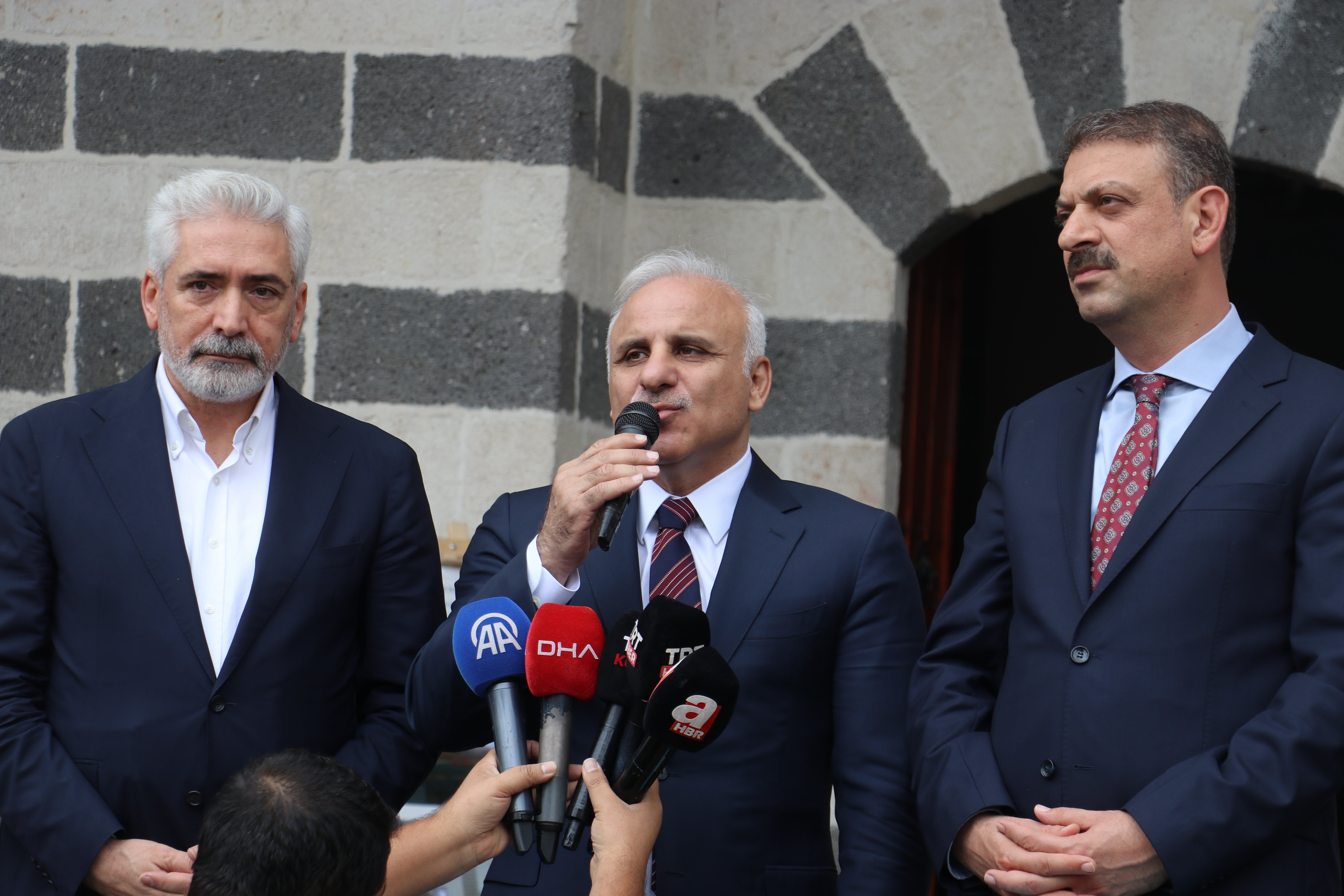 Cami cemaati ibadete hazır