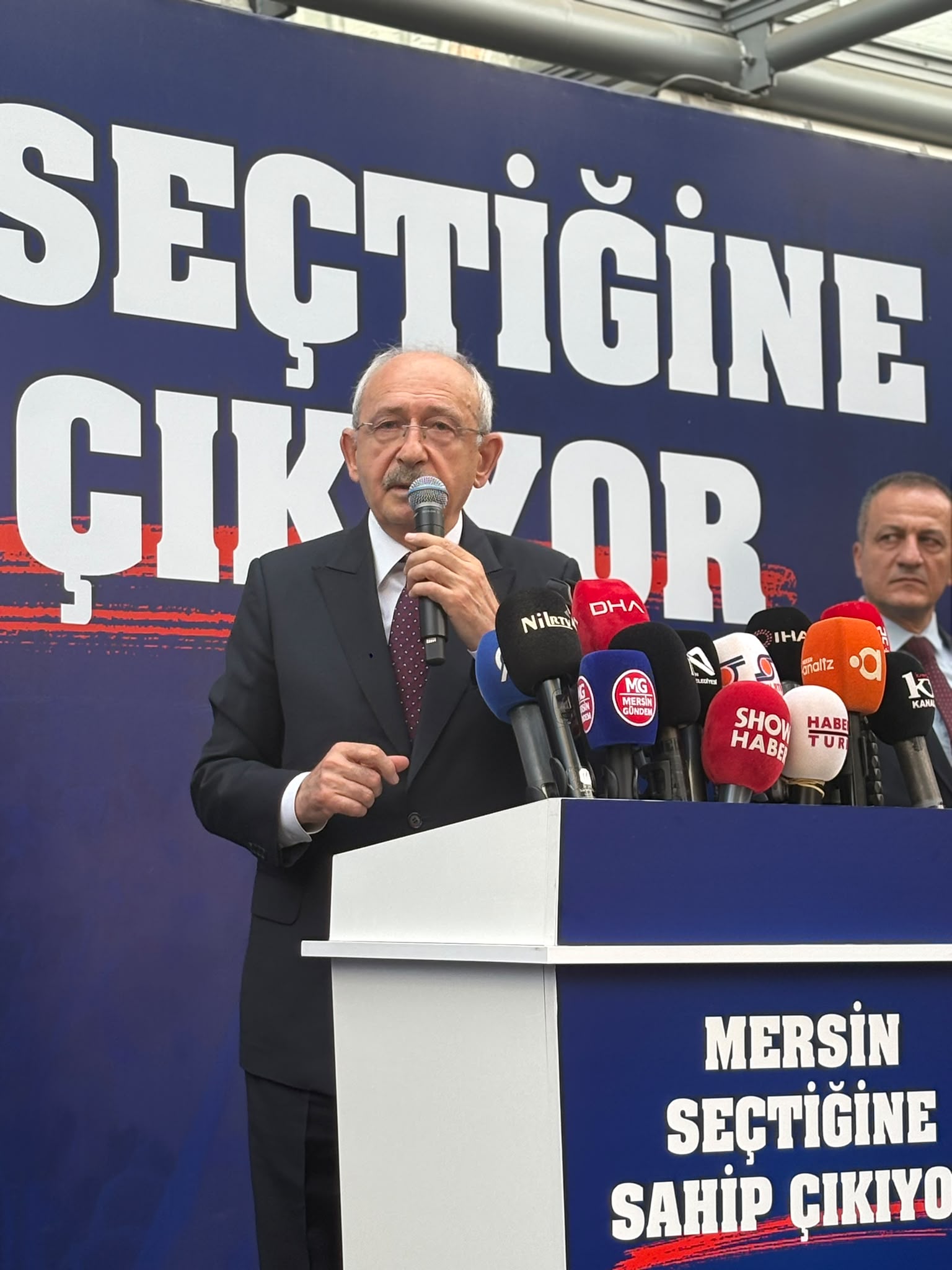Vahap Seçer için Mersin Büyükşehir Belediyesi önünde toplanan kalabalık