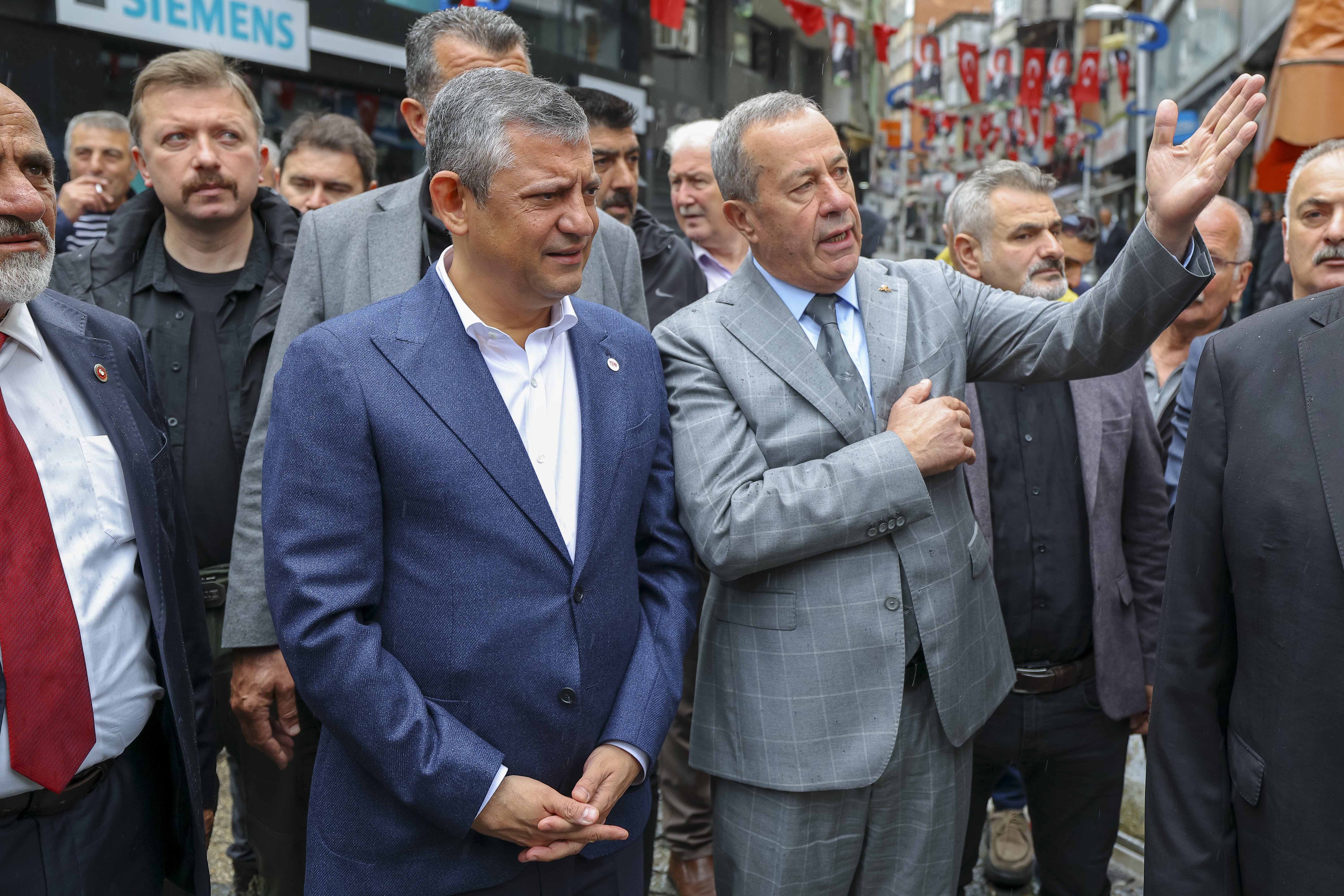 Özgür Özel esnafla kahvaltı