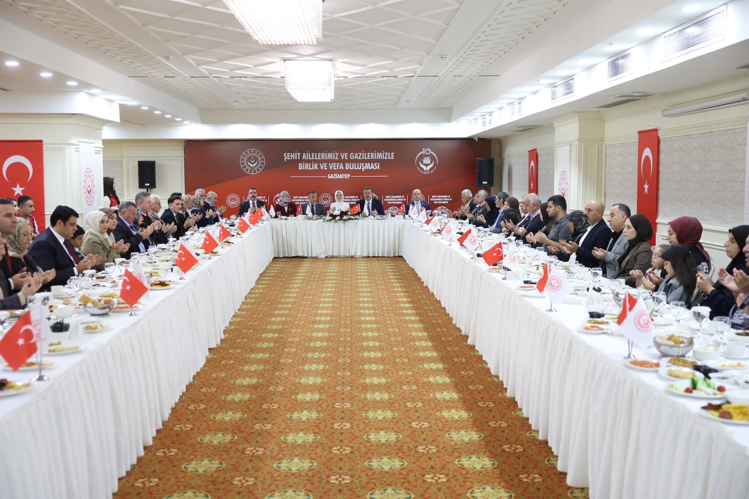 Bakan Göktaş, şehit aileleri ve gazilerle bir araya geldi