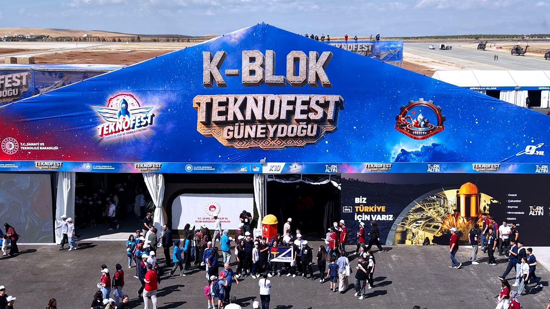 Murat Kurum TEKNOFEST Güneydoğu standını ziyaret etti
